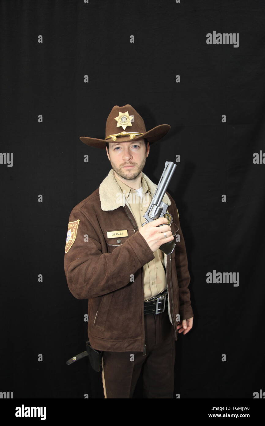 Rick Grimes lookalike fan asiste a Londres, Reino Unido. 21 de febrero de 2016. Muertos Vivientes Convención Walker Stalker Con Olympia London 21/02/2016 walking dead fans se reúnen para ver estrellas del espectáculo y puestos de venta de todo lo que tiene que ver con el hit zombie American mostrar foto ops con una estrella o un zombi. cosplayers & undead caminantes recorren el piso de eventos divertidos a las multitudes. Puestos de venta de maquillaje y personajes del espectáculo. Crédito: Paul Thompson/Alamy Live News Foto de stock