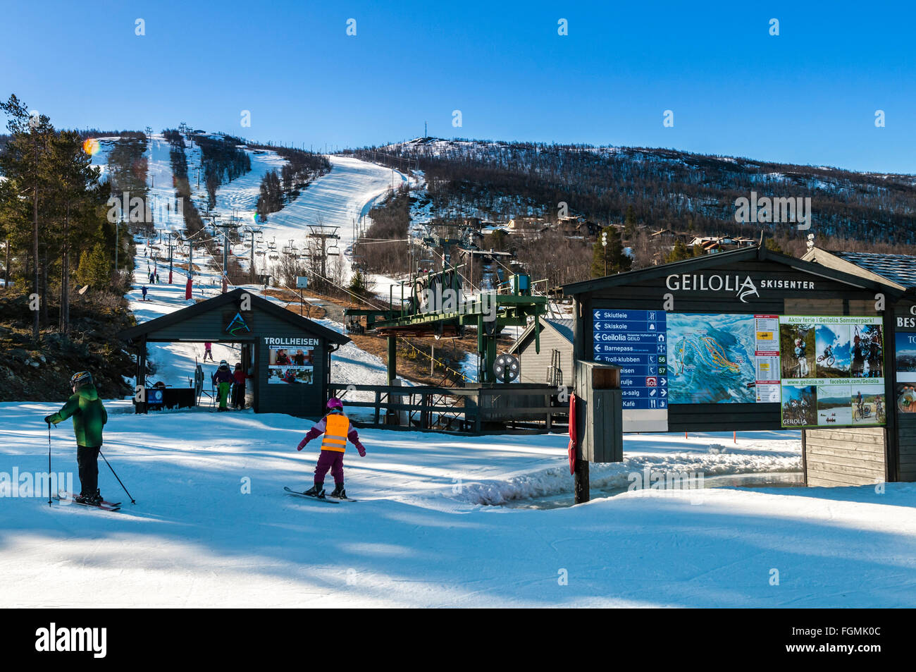 Pistas de esquí, esquiador, skicenter Geilolia, Geilo, invierno, Buskerud, Noruega Foto de stock
