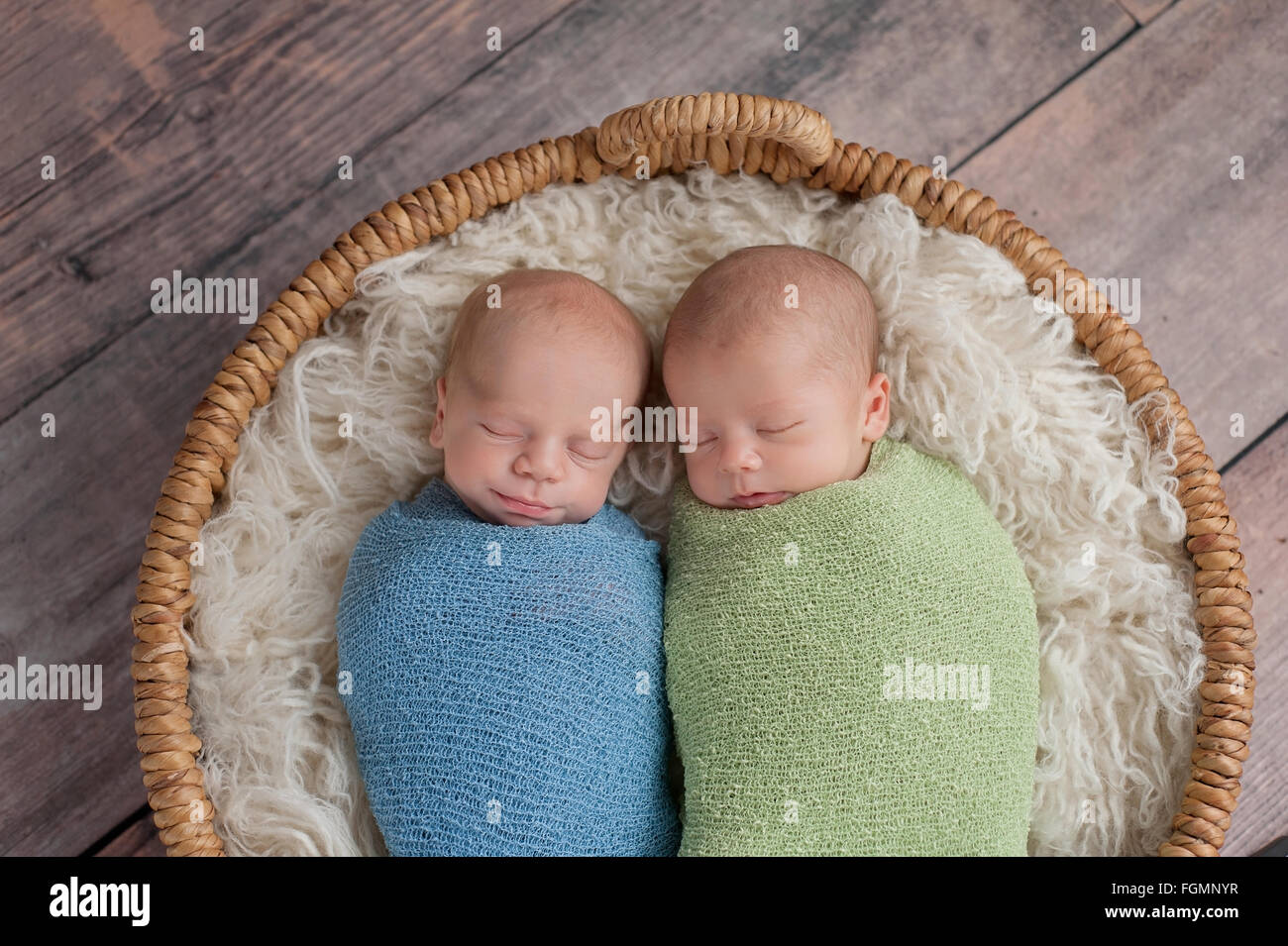 Bebés gemelos fotografías e imágenes de alta resolución - Alamy