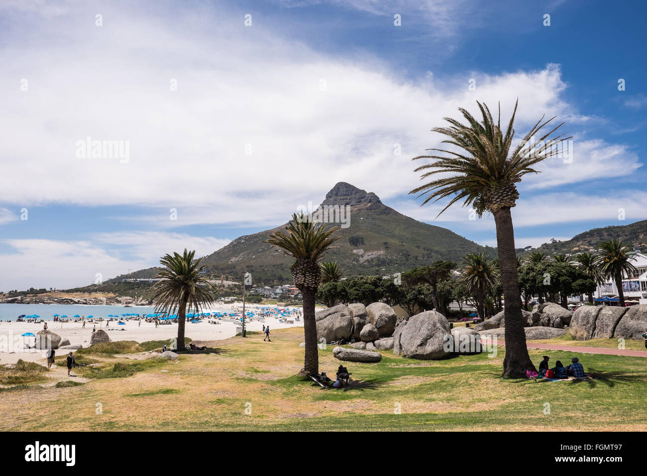 La playa de Camps Bay, Ciudad del Cabo, Sudáfrica Foto de stock