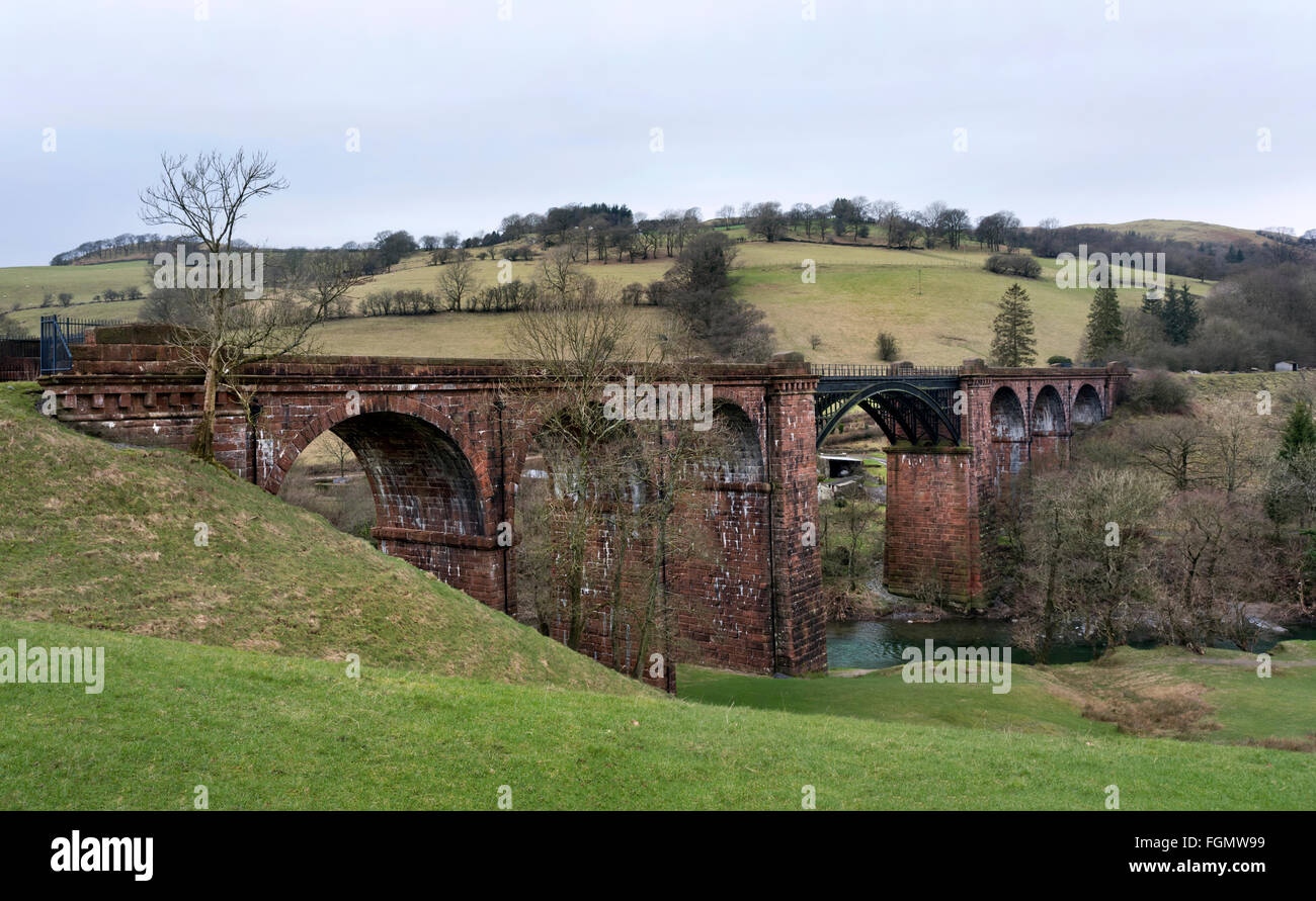 El Waterside en desuso viaducto ferroviario sobre el río Lune, cerca de Sedbergh, Cumbria, parte de la antigua línea de ferrocarril Ingleton. Foto de stock
