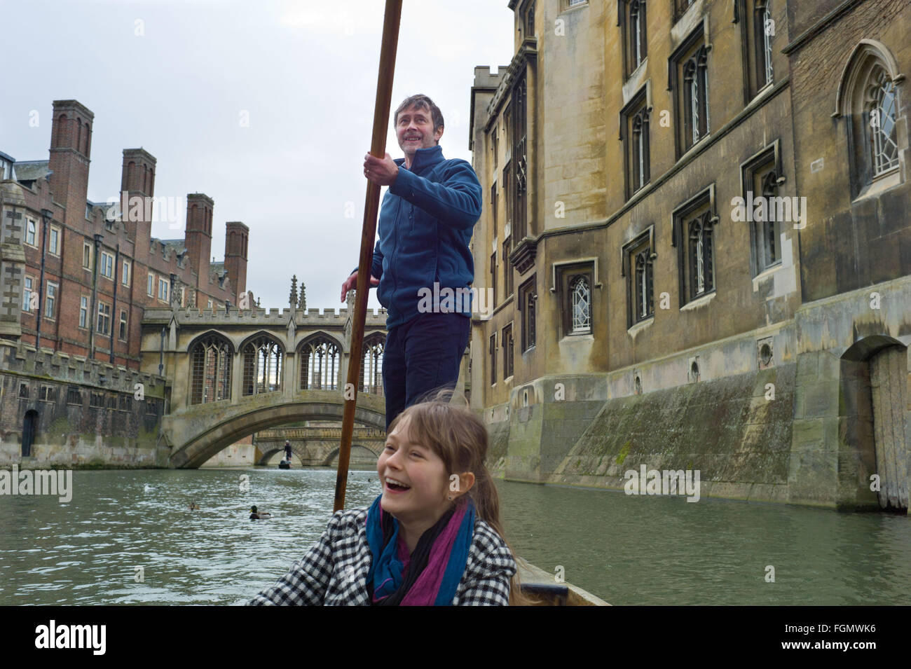 Navegar por el río Cam en Cambridge en un frío día de febrero Foto de stock