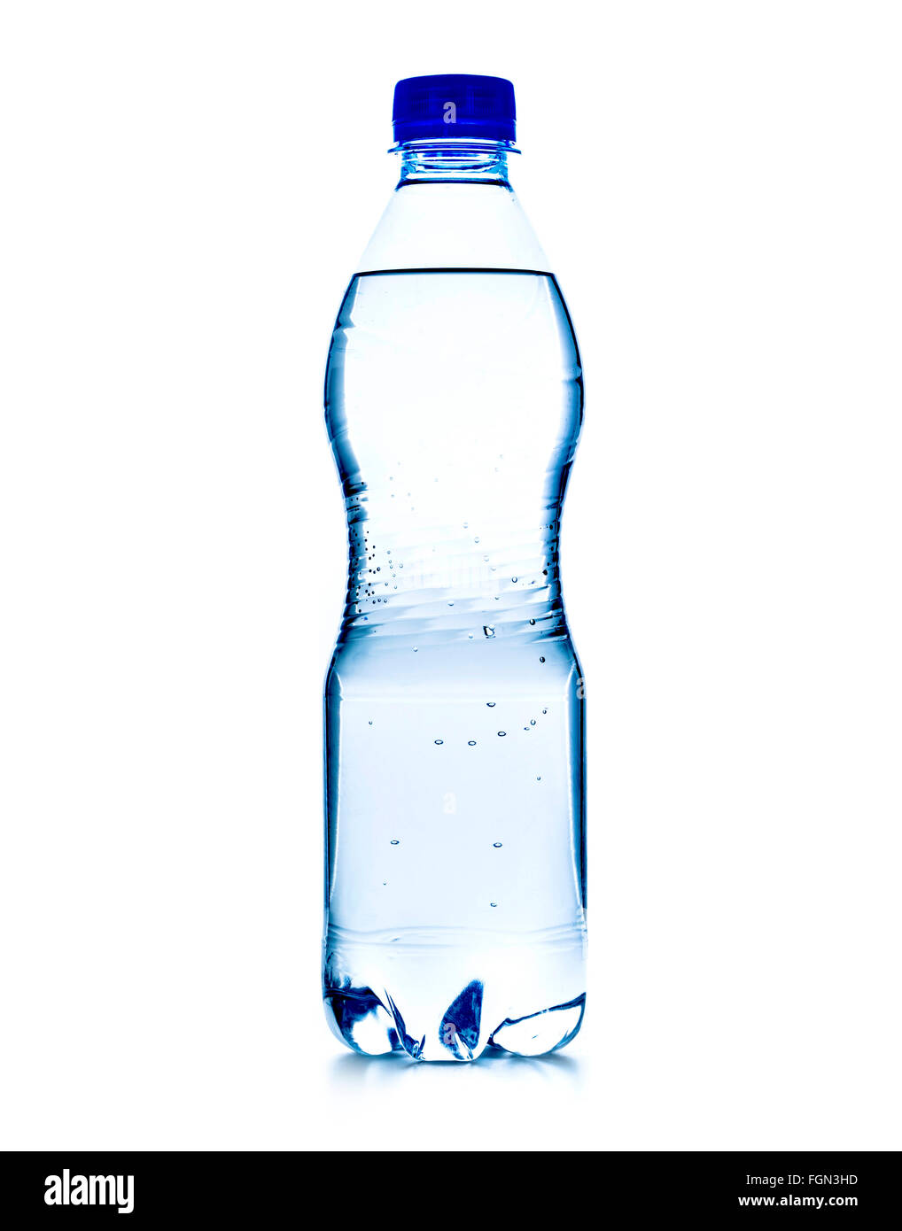 pequeña botella de agua de plástico con gotas de agua. Aislado en un fondo  blanco 8615626 Foto de stock en Vecteezy