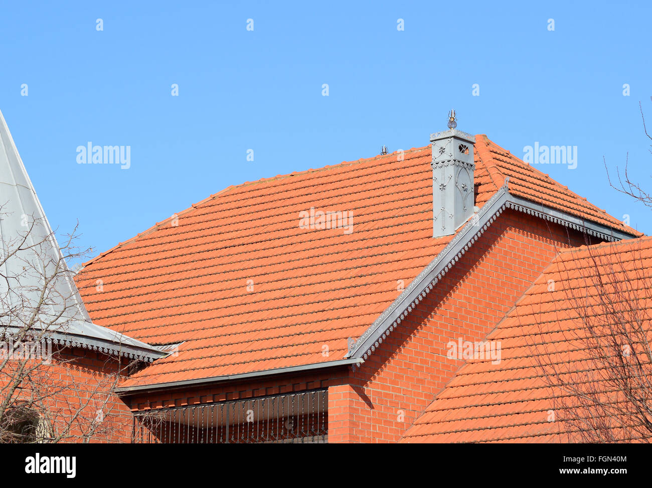 La casa con techo de tejas. La casa con aleros, ventanas y techo de tejas,  equipado con desbordamiento Fotografía de stock - Alamy