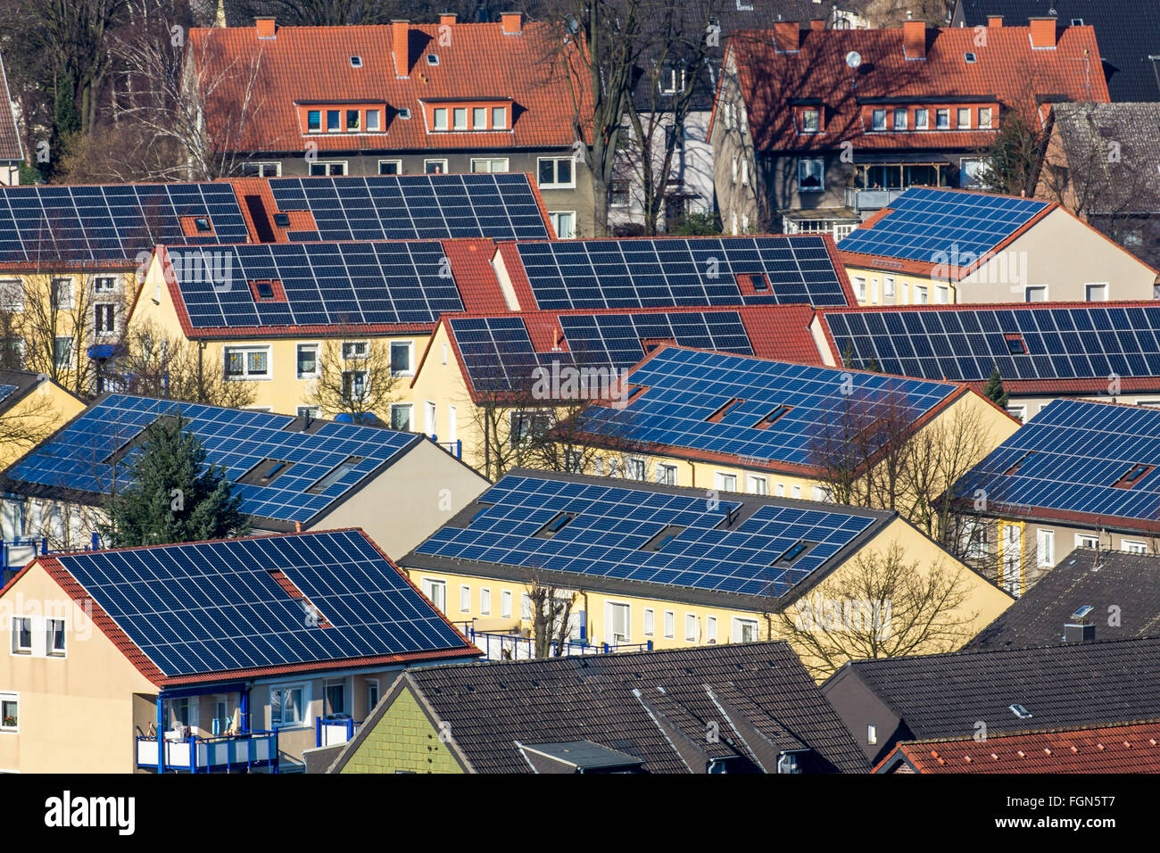 Casas con paneles solares en el techo, la energía solar, Bottrop, Alemania Foto de stock