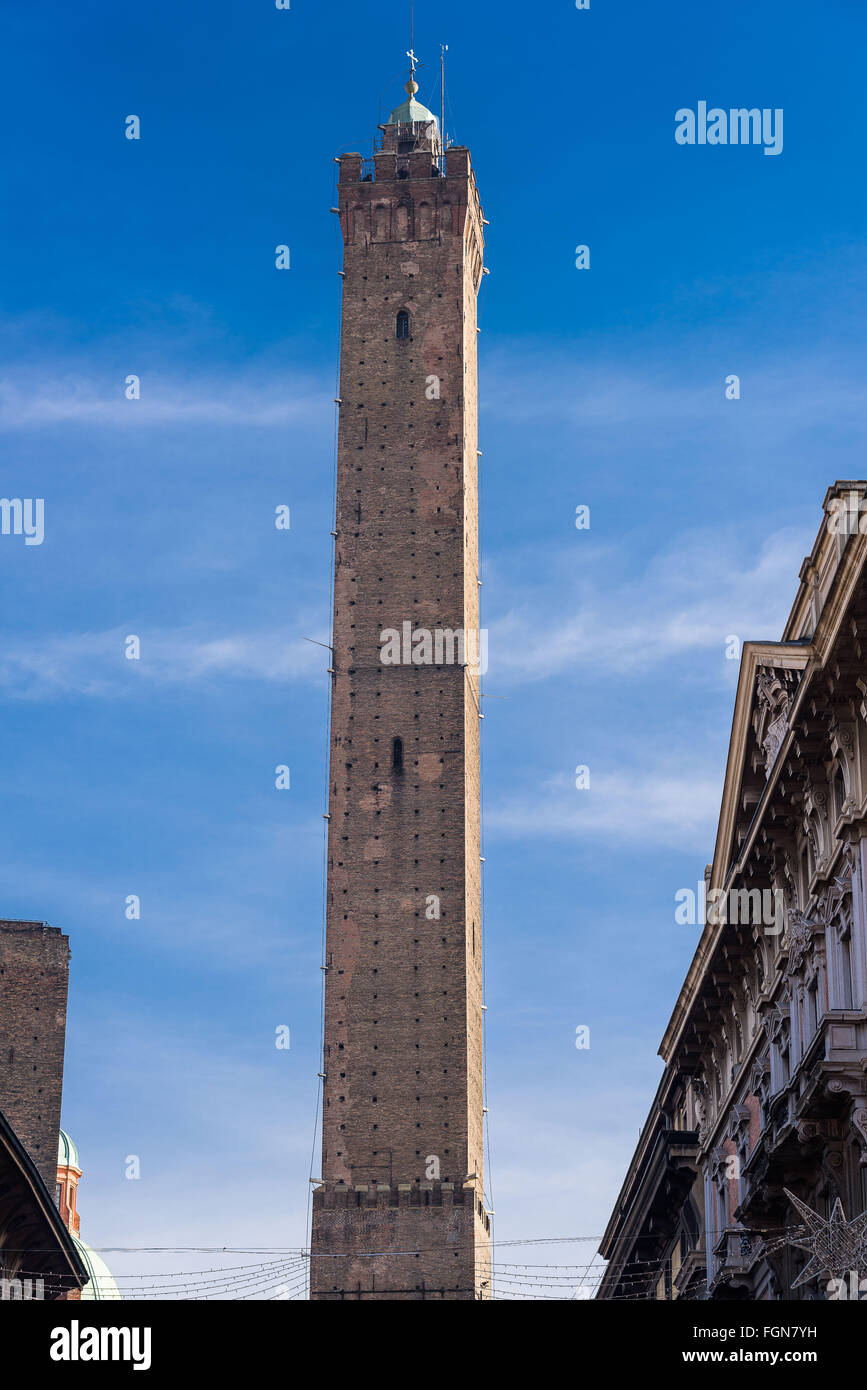 Torre degli Asinelli, una de las dos torres, el símbolo de Bolonia Foto de stock