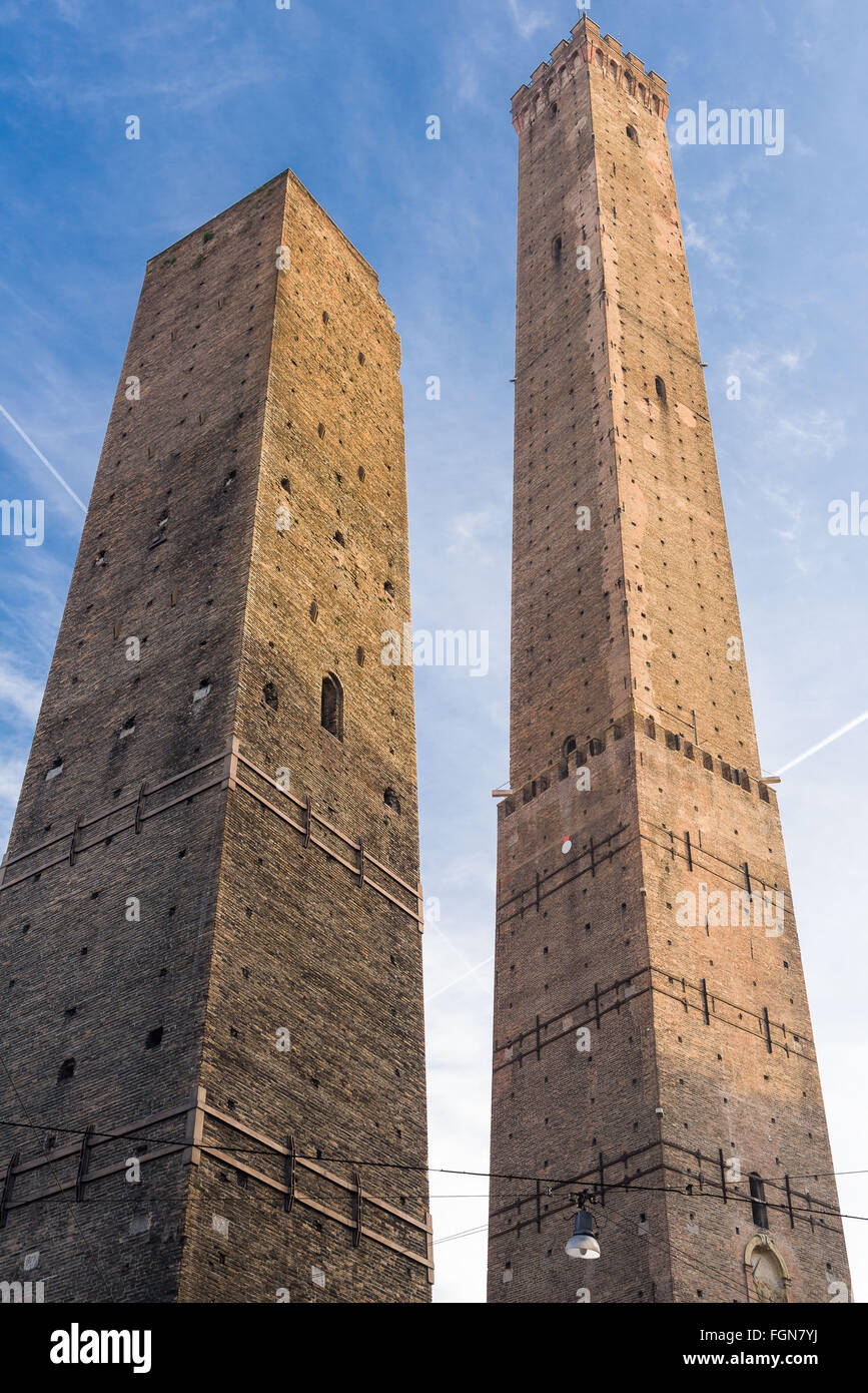 Torre degli Asinelli,e della Torre Garisenda, las dos torres, el símbolo de Bolonia Foto de stock