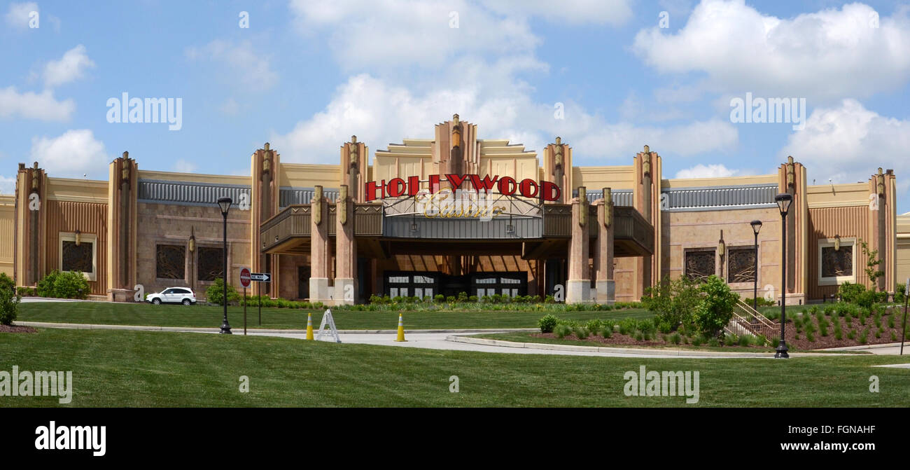 TOLEDO, OH - 2 de junio: Toledo's Hollywood Casino, aparece el 2 de junio de 2015, tiene 2.000 ranuras. Foto de stock