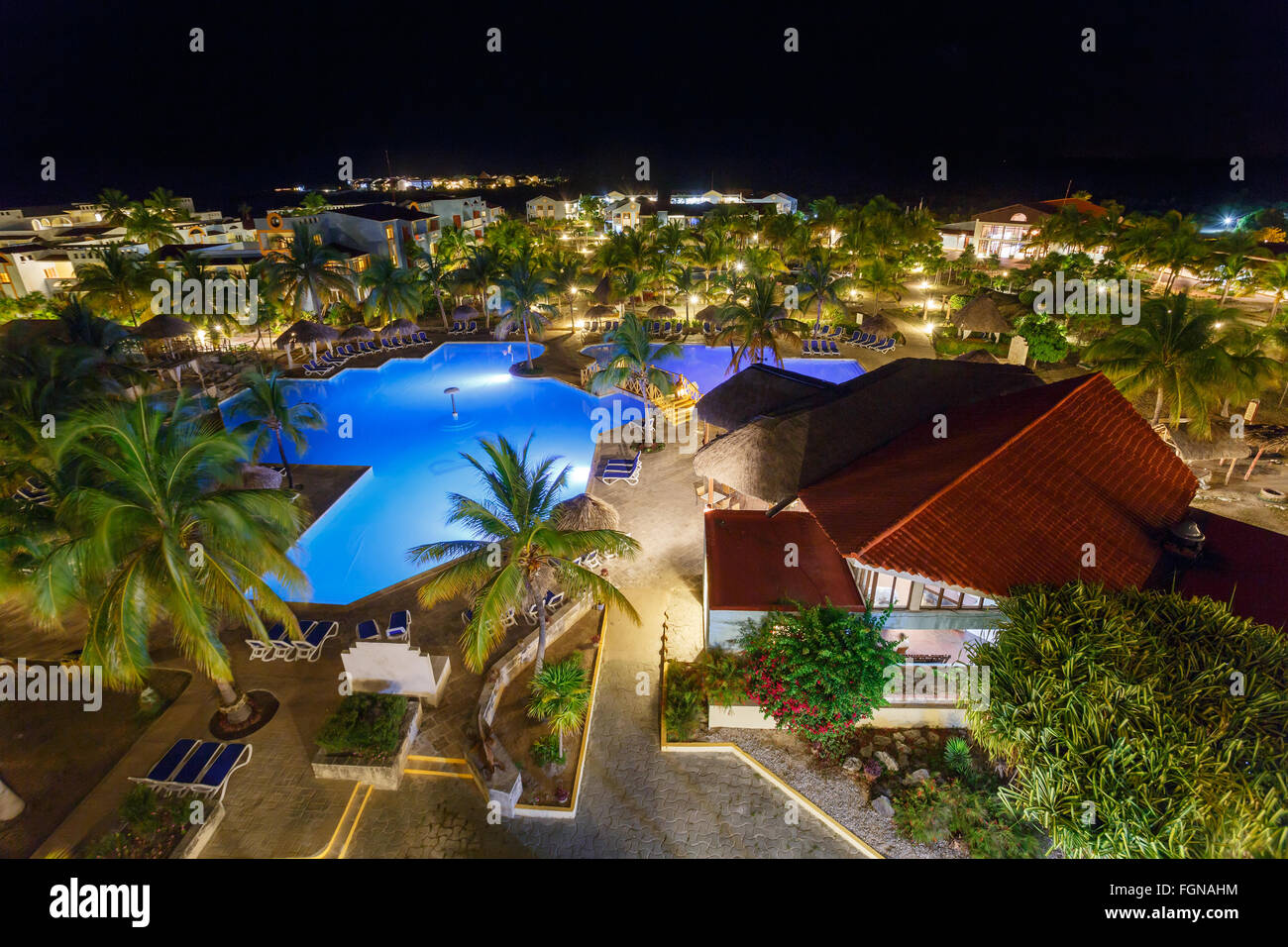 Opinión sobre el hotel y la piscina por la noche Foto de stock