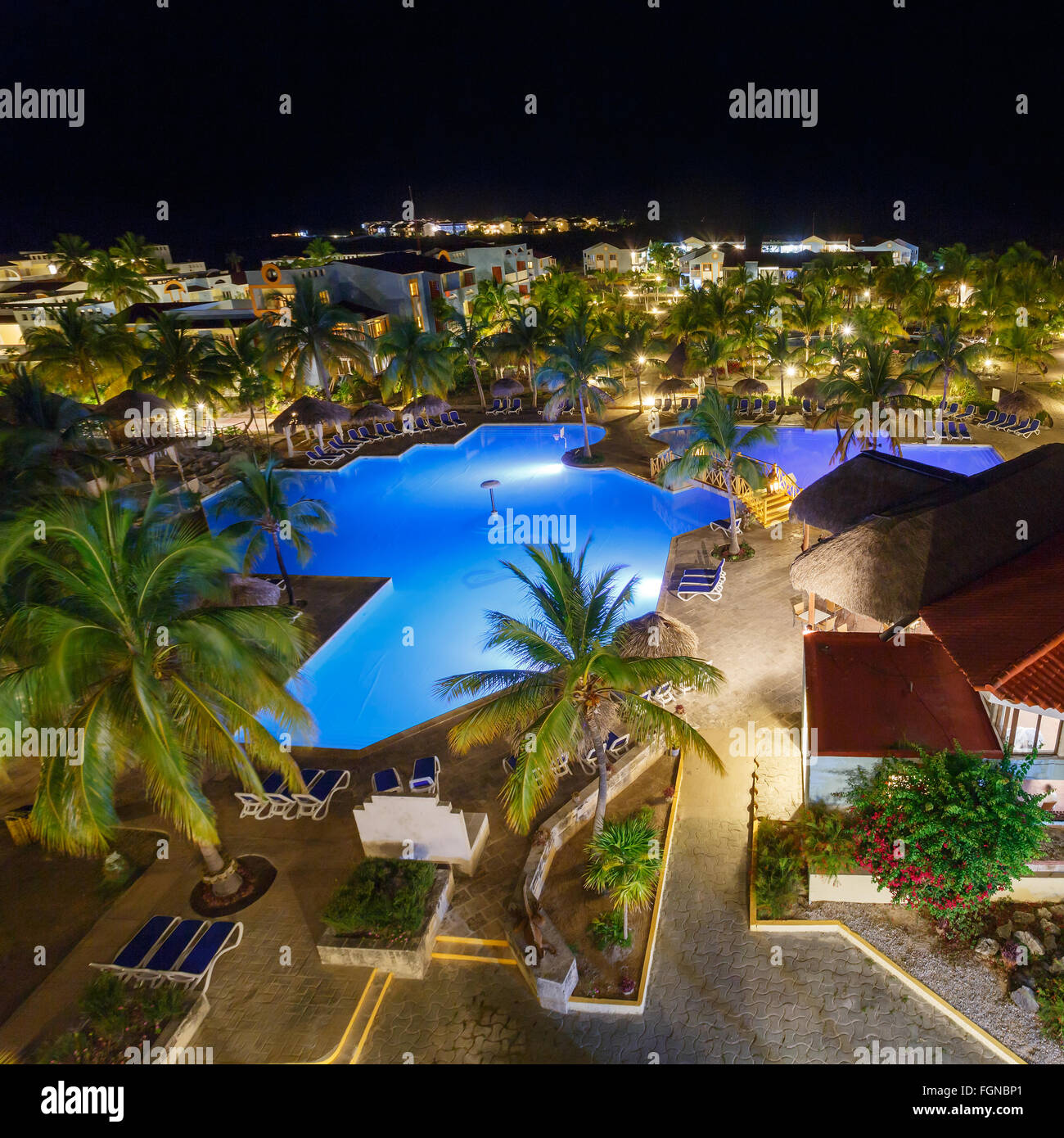 Opinión sobre el hotel y la piscina por la noche Foto de stock