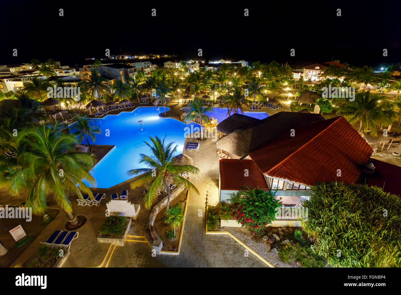 Ver en el hotel y piscina de noche, Cayo Largo, Cuba Foto de stock