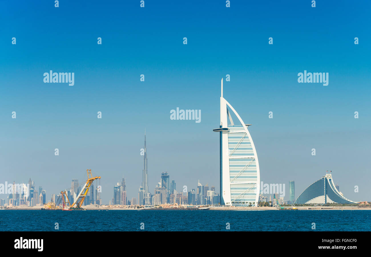 Horizonte de Dubai waterfront con el Burj al Arab Hotel en Emiratos Arabes Unidos Foto de stock