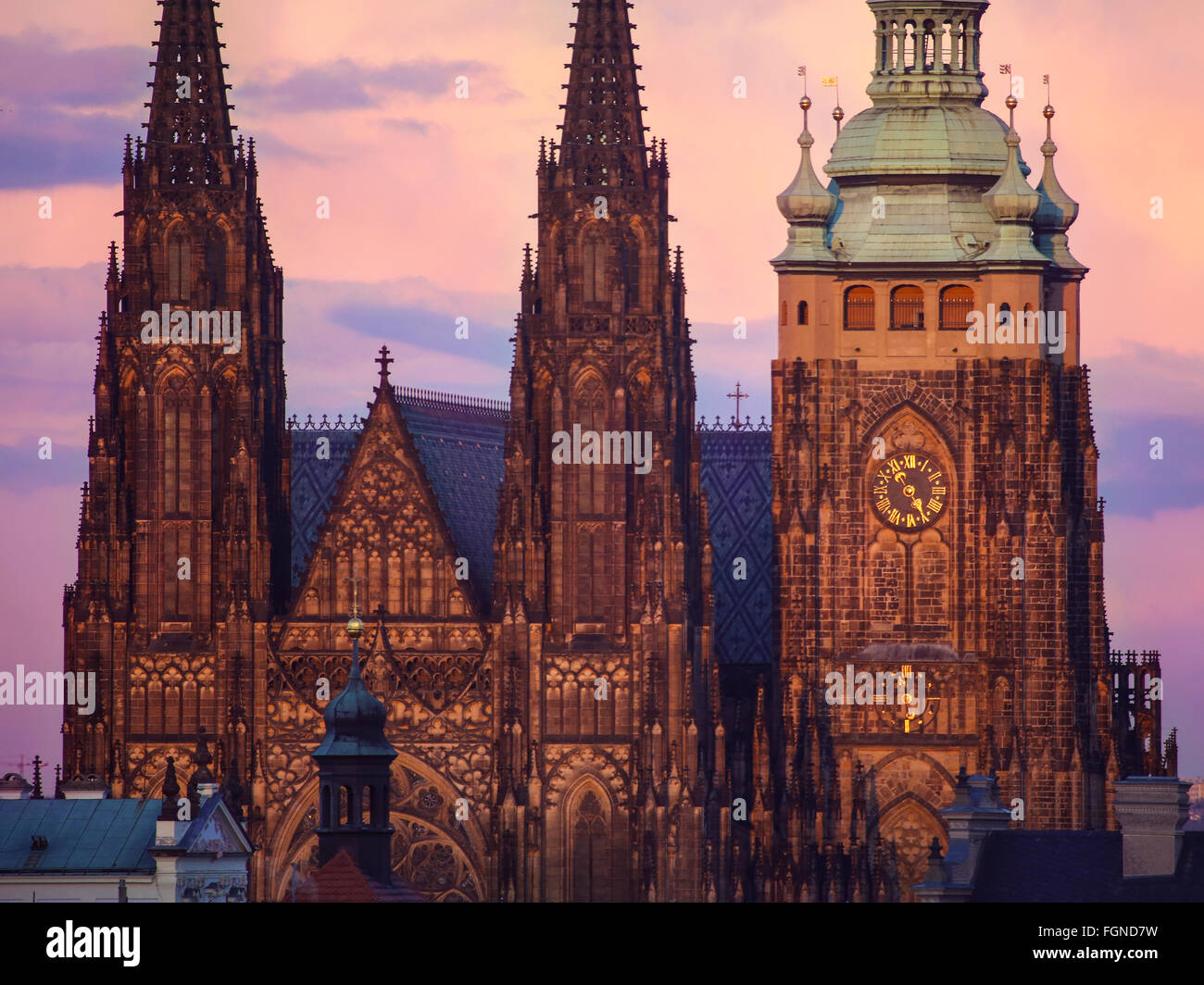 La catedral de San Vito de Praga al atardecer Foto de stock