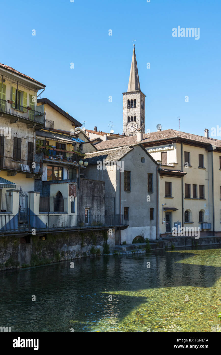 El escorzo de Omegna, entre sus casas y el río con el cielo azul de fondo - Piamonte, Italia Foto de stock