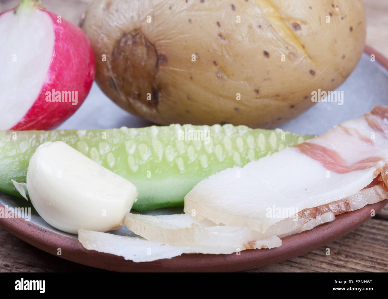 La comida en el fondo de la placa, vegetales y grasas closeup Foto de stock
