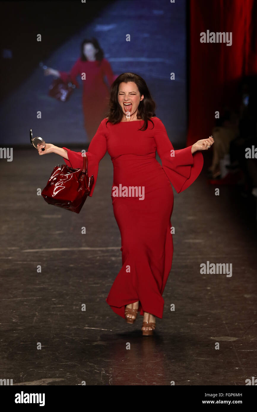 Fran Drescher viste Le Petite Robe di Chiarra Boni en Go Red for Women Colección Vestido Rojo 2016 en la Semana de la Moda de Nueva York. Foto de stock