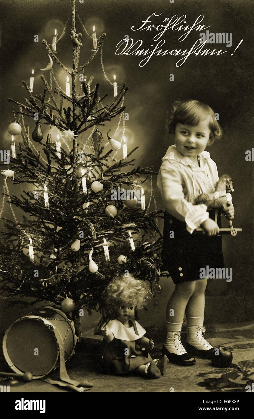 Navidad, Nochebuena, Feliz Navidad, niña con regalos y árbol de Navidad,  postal, Alemania, 1930, Derechos adicionales-Clearences-no disponible  Fotografía de stock - Alamy