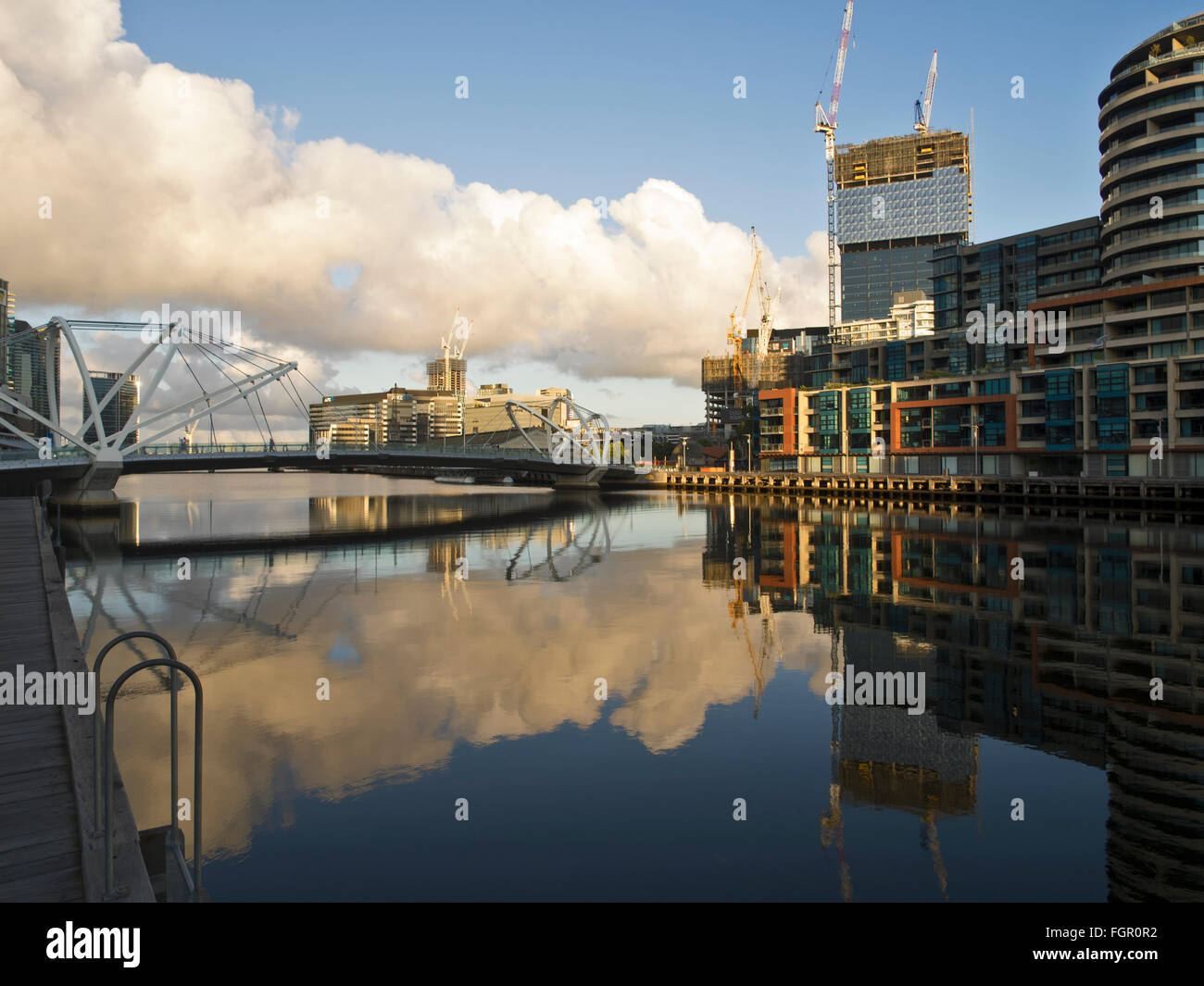 Reflejo de espejo Yarra River South Wharf Melbourne CBD Ciudad Victoria Foto de stock