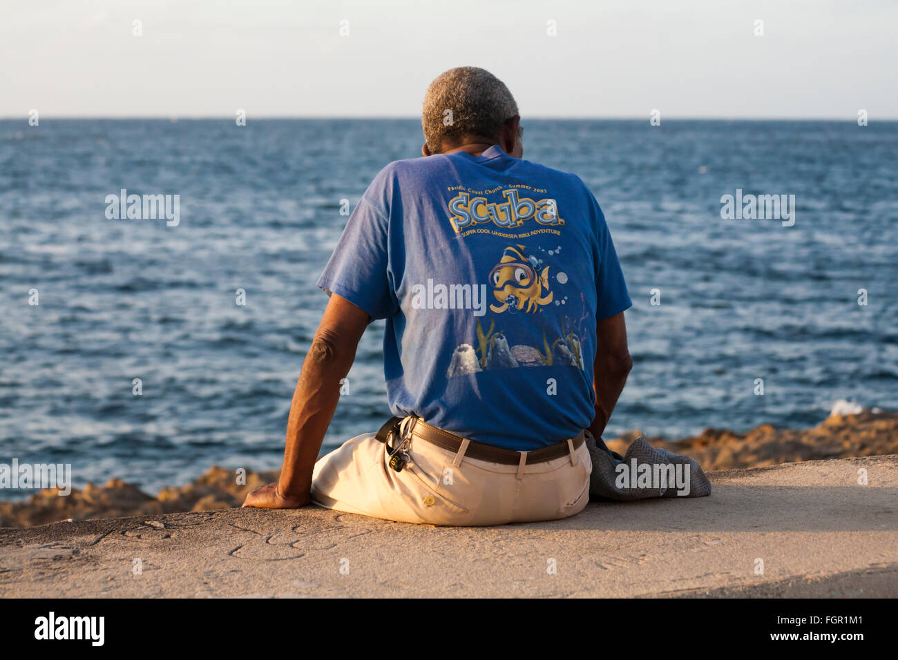 Image result for malecon de habana hombre mirando al mar