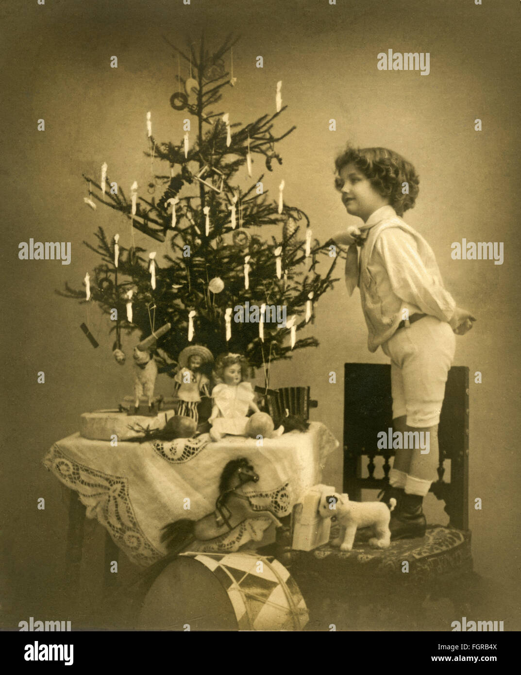 Navidad, Nochebuena, distribución de regalos, el niño está mirando el árbol  de Navidad decorado, Alemania, 1912, Derechos adicionales-Clearences-no  disponible Fotografía de stock - Alamy