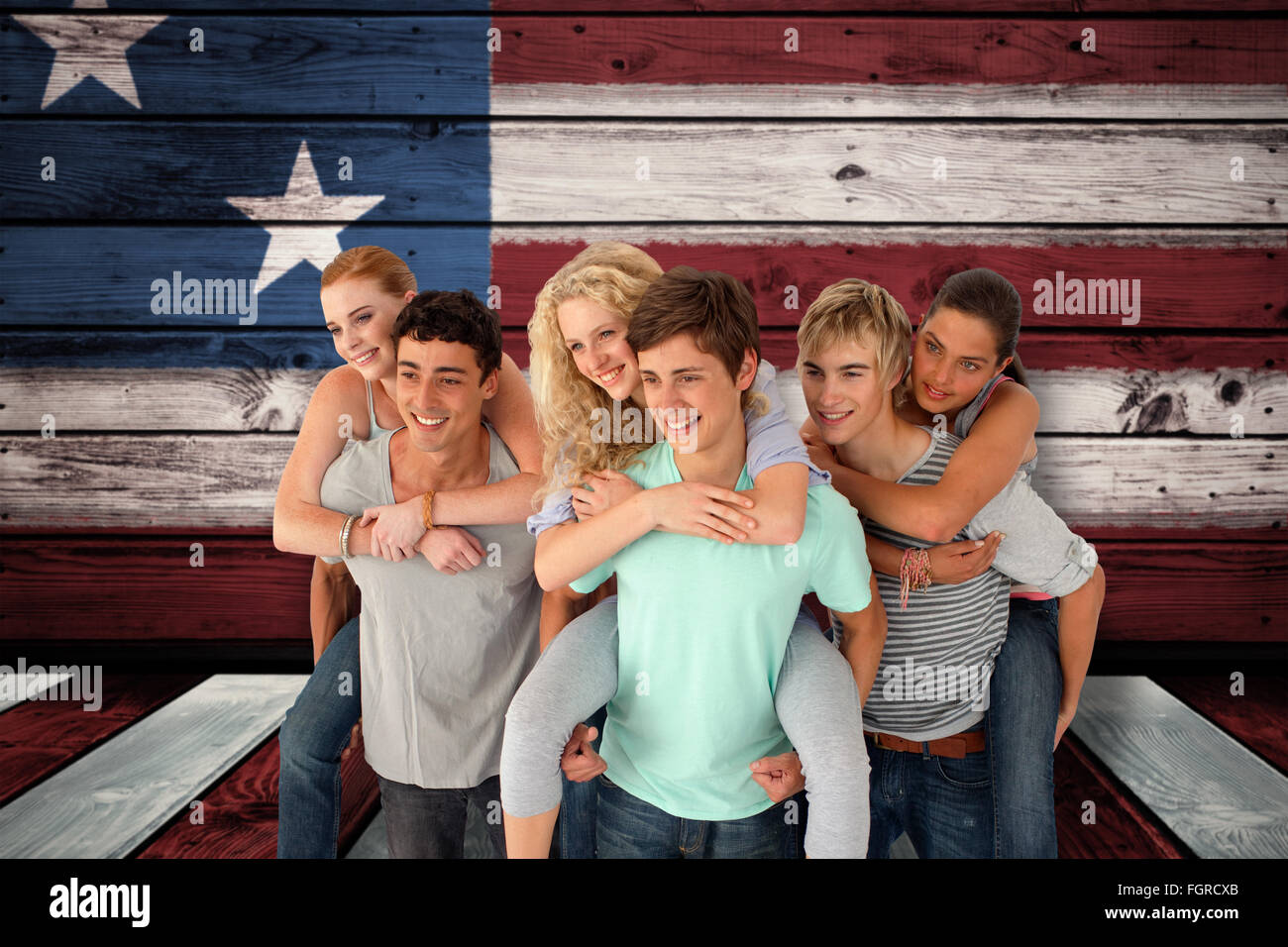 Imagen compuesta de adolescentes dando a sus amigos paseos piggyback Foto de stock
