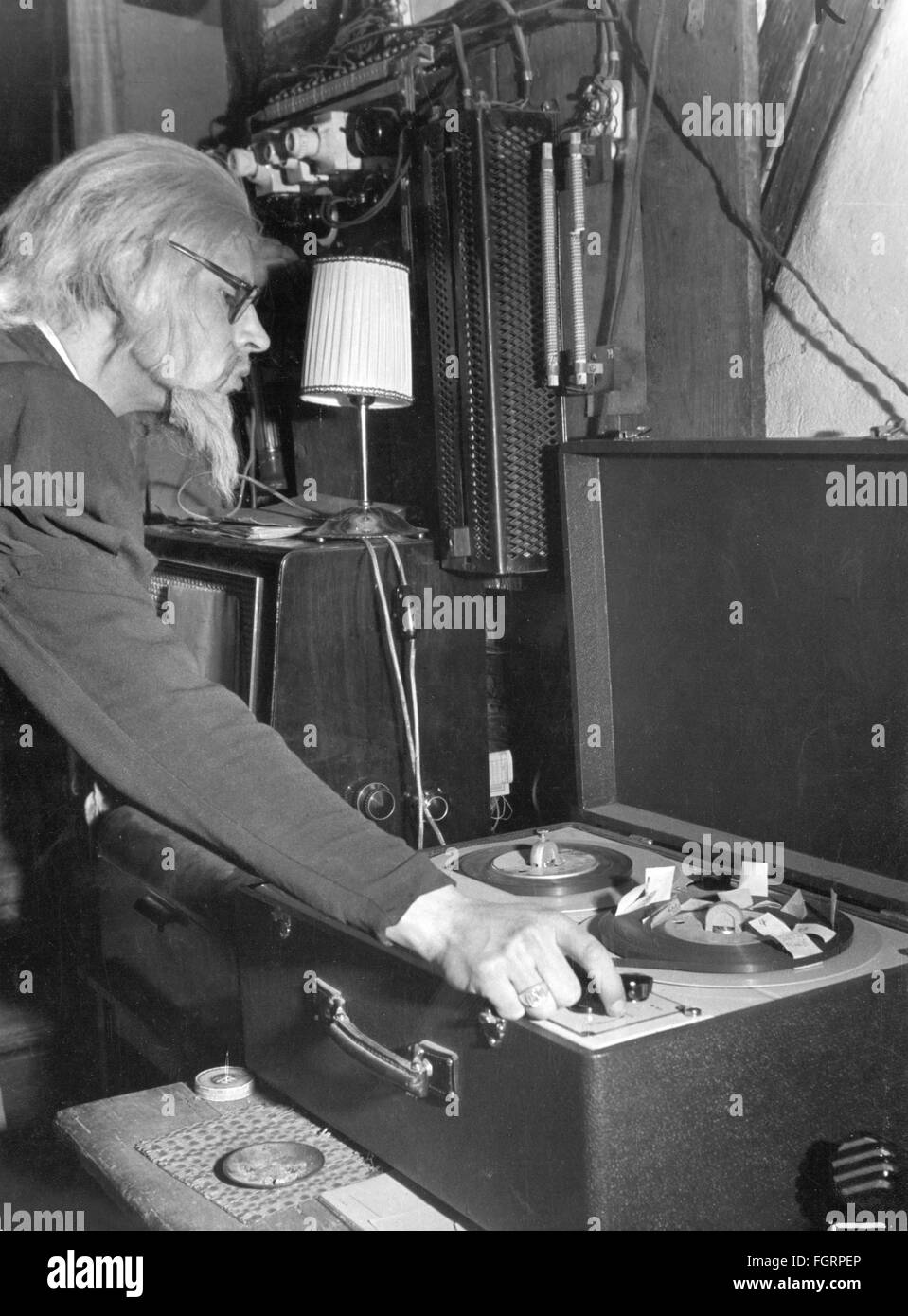 Música, cinta de audio, traer de la música durante los descansos de diálogo en el teatro / teatro, Munich, 1952, Derechos adicionales-Clearences-no disponible Foto de stock