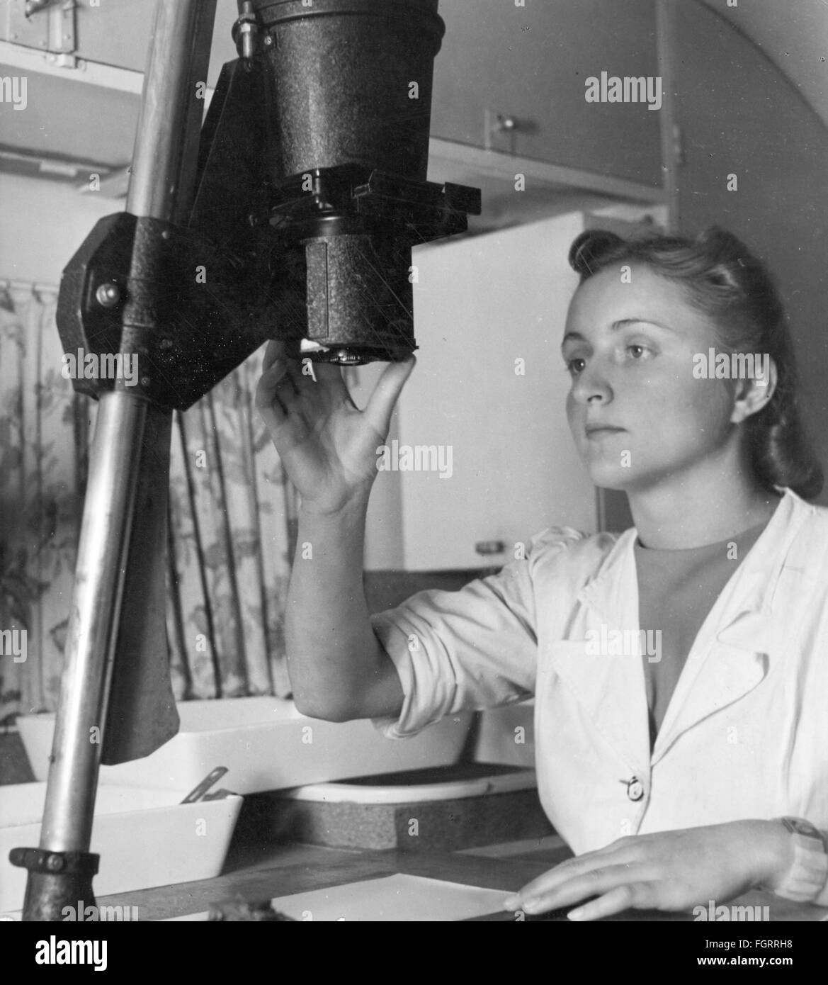 Fotografía, mujer en el trabajo en laboratorio fotográfico móvil en caravana, 30.9.1940, Derechos adicionales-Clearences-no disponible Foto de stock
