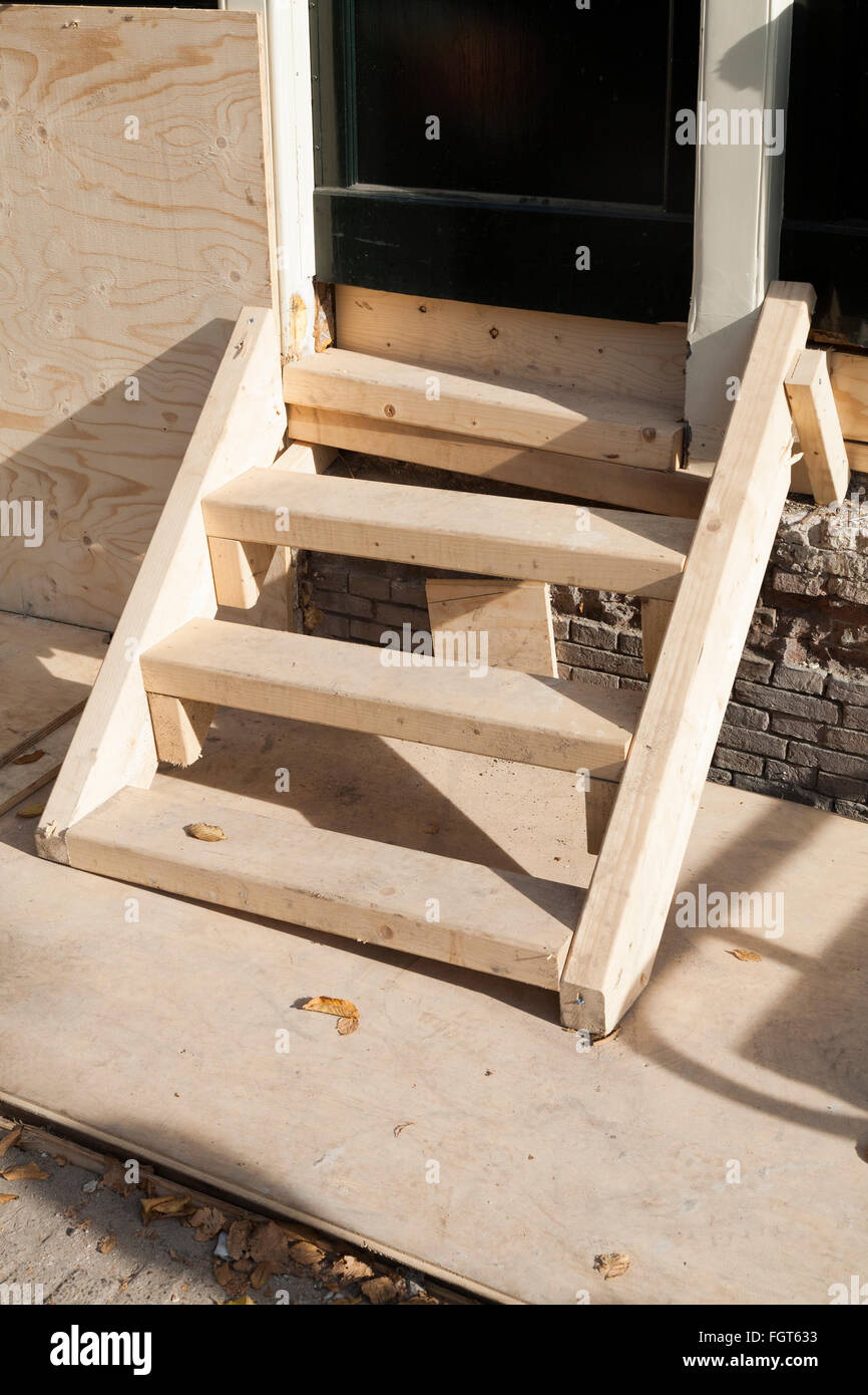 Provisionales de madera / madera / madera / pasos paso / corto tramo de  escaleras en un sitio en construcción Fotografía de stock - Alamy