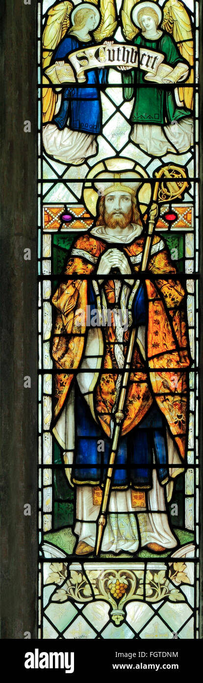 San Cuthbert de Northumbria, vidriera de J. Powell & hijo de 1900, Blakeney, Norfolk Inglaterra santos saint monik Foto de stock