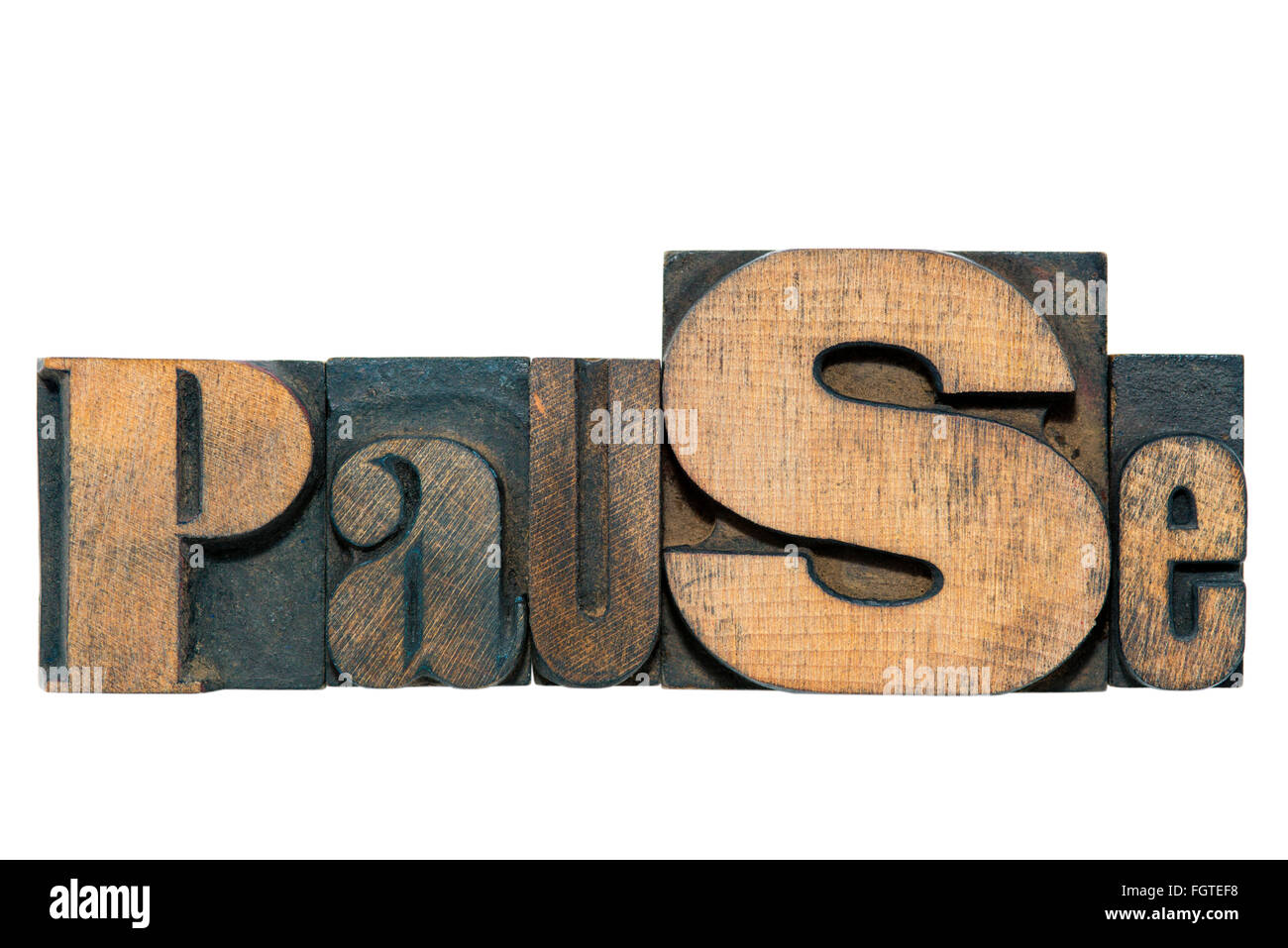 Pausar la palabra hecha de madera mixta tipografía aislado en blanco Foto de stock