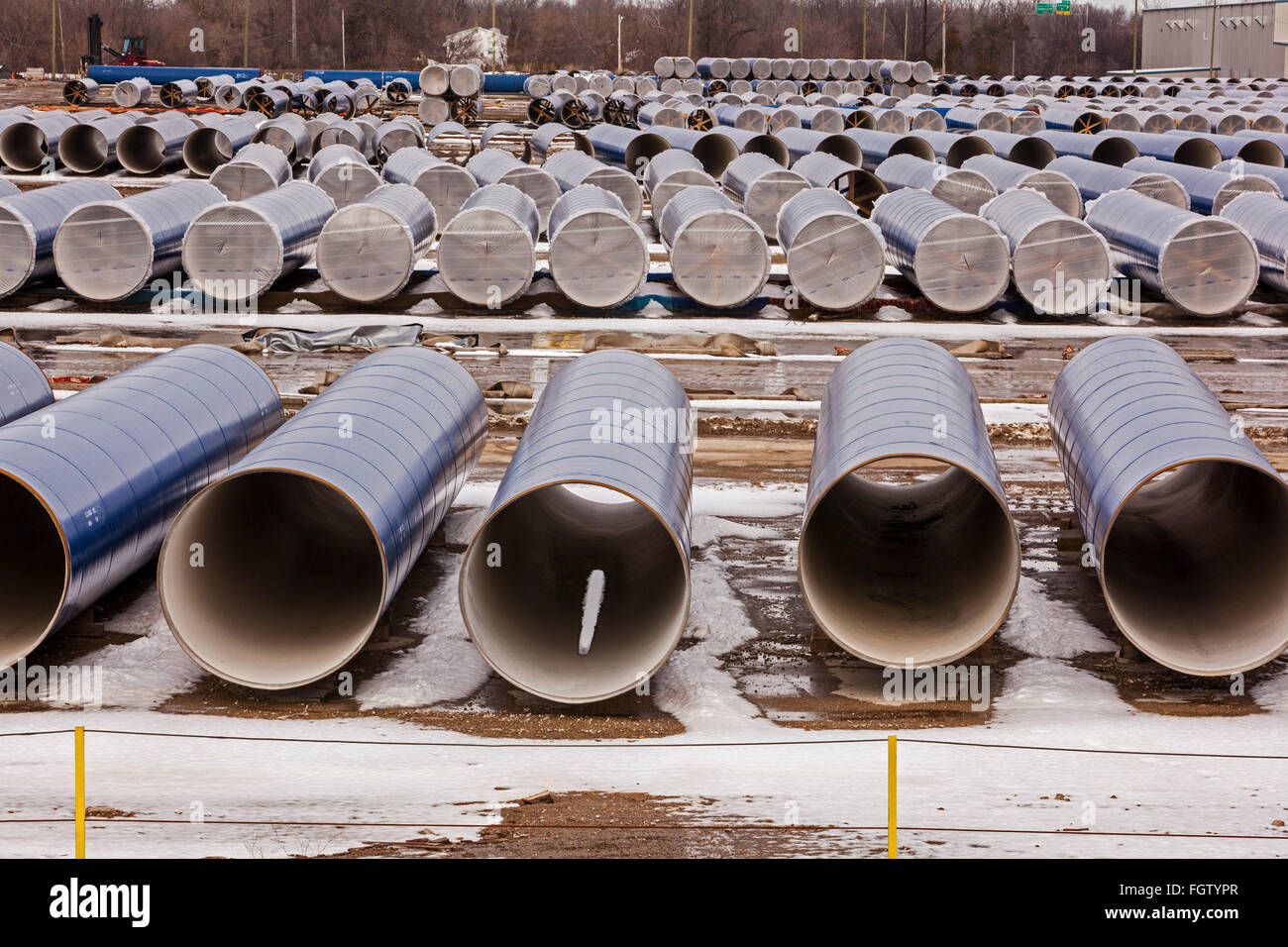 Flint, Michigan - Segmentos de tubo de agua Karegnondi almacenada por la Autoridad para la construcción de un acueducto de piedra. Foto de stock