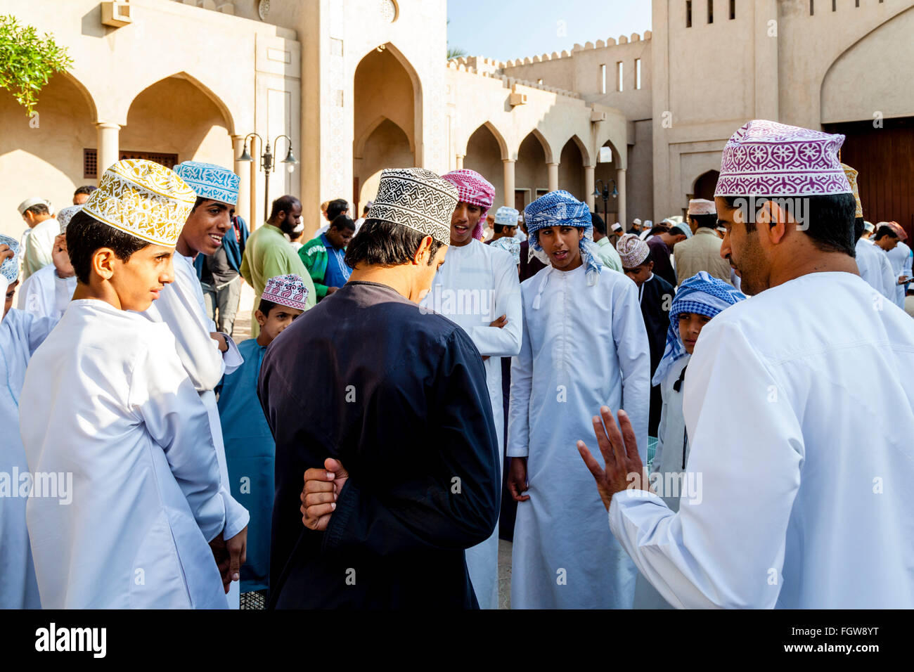 Un grupo de hombres de Omán charlando durante el viernes, el Mercado de Pájaros Ad Dakhiliyah Nizwa, Región, Omán Foto de stock