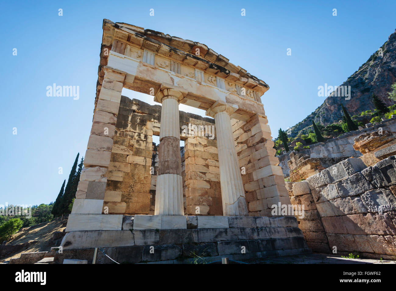 La antigua Delfos, Phocis, Grecia. Tesoro de los atenienses. Construido a comienzos del siglo IV A.C. Foto de stock