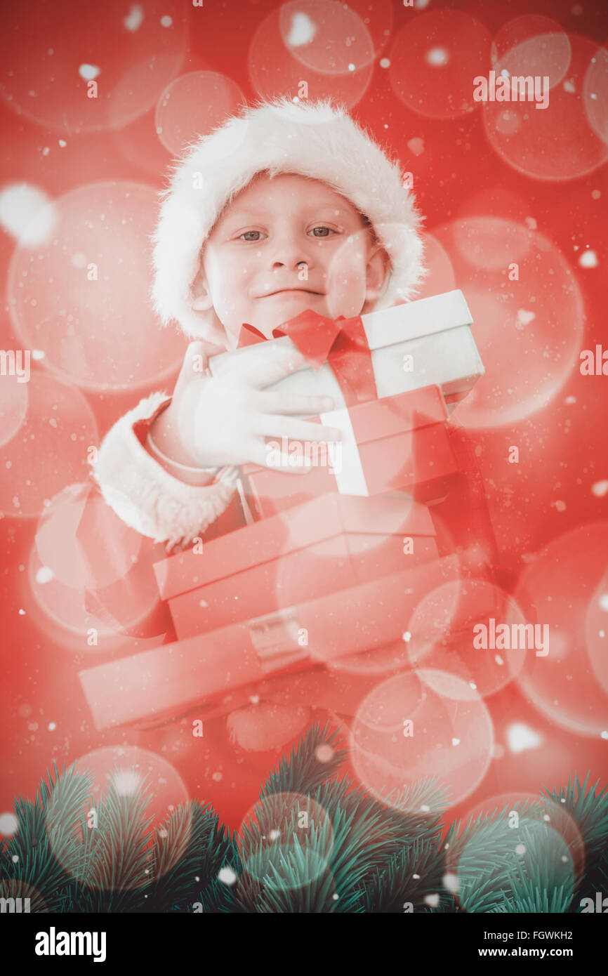 Imagen compuesta de cute little boy en santa traje Foto de stock