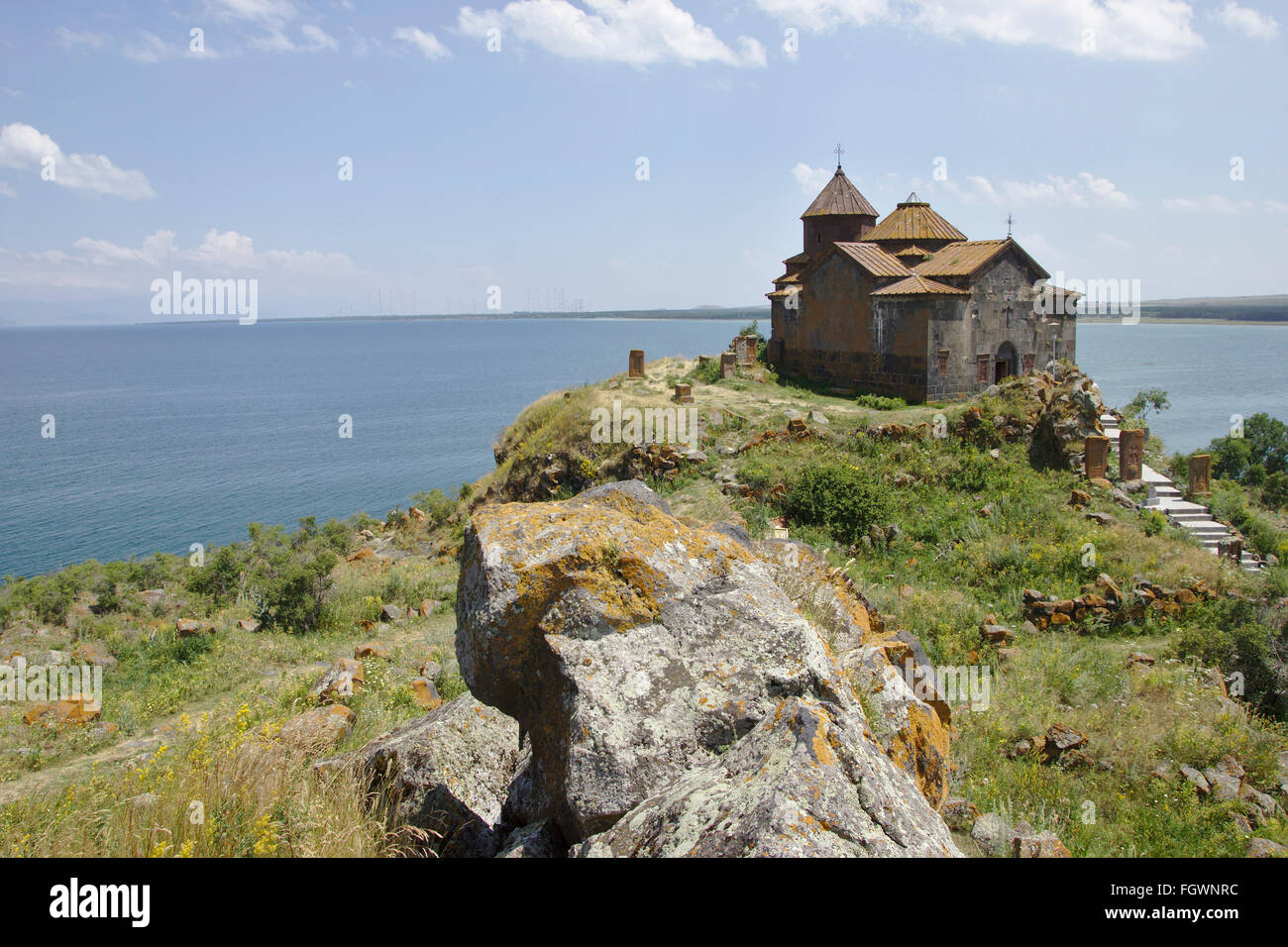 Hayravank monasterio en el lago Sevan, Armenia Foto de stock