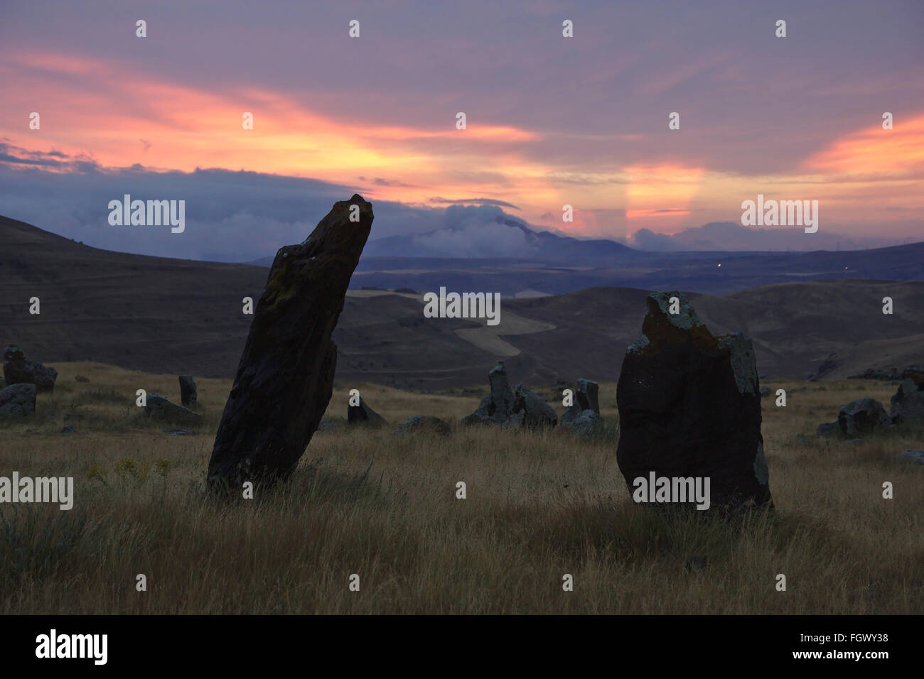 Estado de ánimo en Zorats Karer Sunset círculo de piedra cerca de Sisian en Armenia Foto de stock