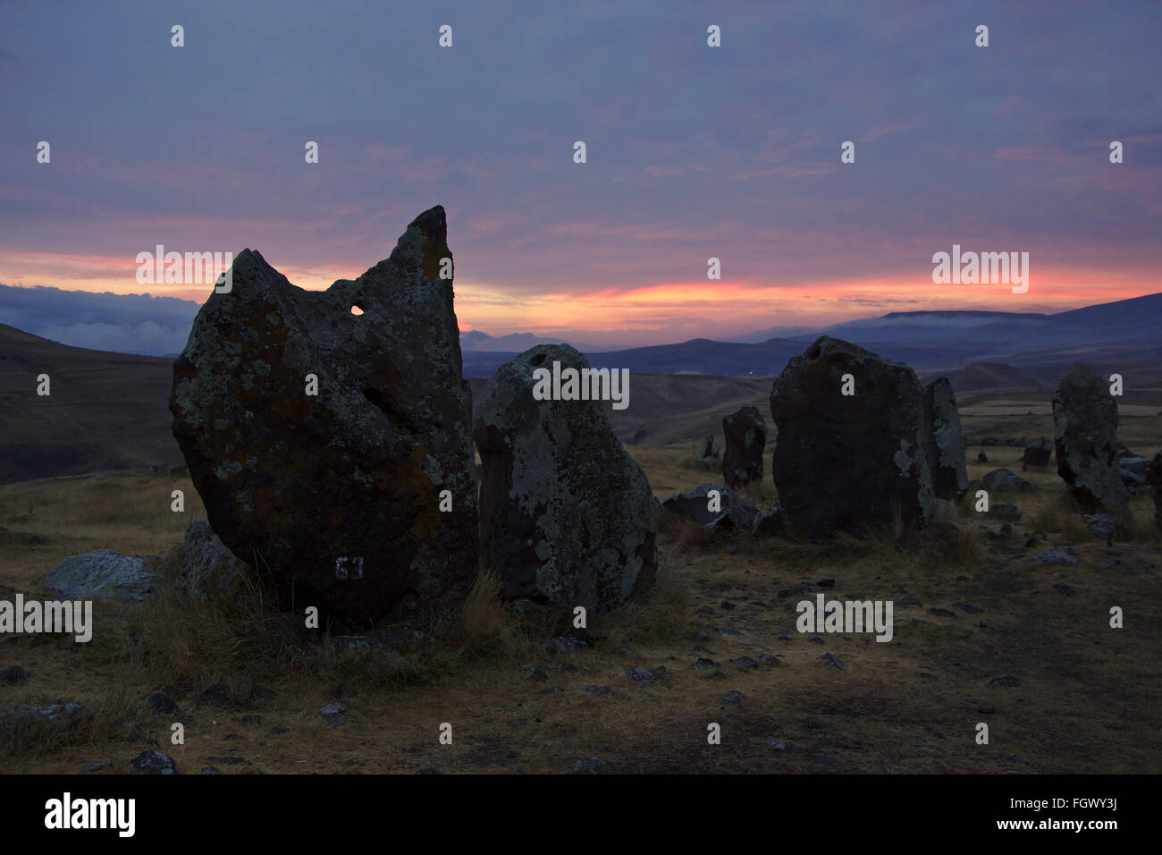 Estado de ánimo en Zorats Karer Sunset círculo de piedra cerca de Sisian en Armenia Foto de stock