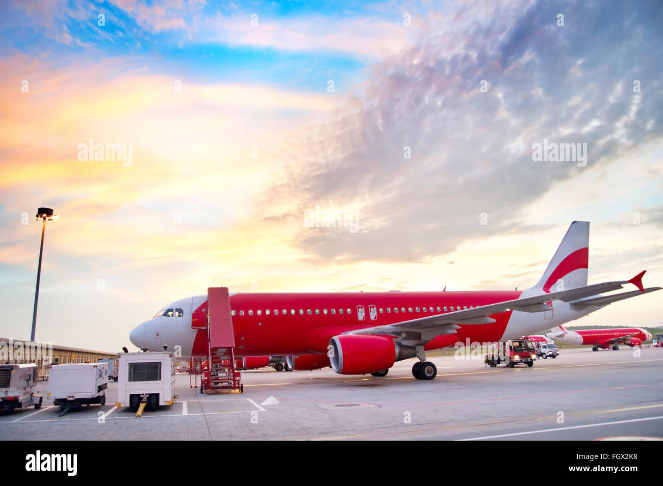 Avión al aeropuerto en el colorido del amanecer. Foto de stock