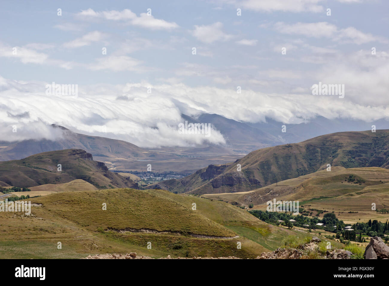 Nubes y montañas cerca de Sisian, Armenia Foto de stock