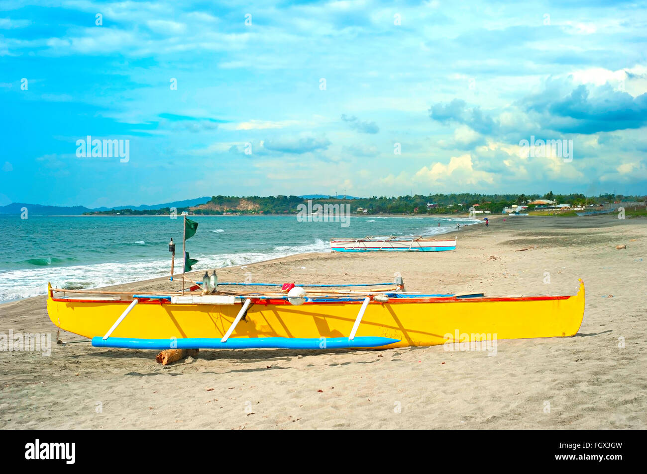 Filipinas barco pescador en una playa y pueblo sobre un fondo Foto de stock