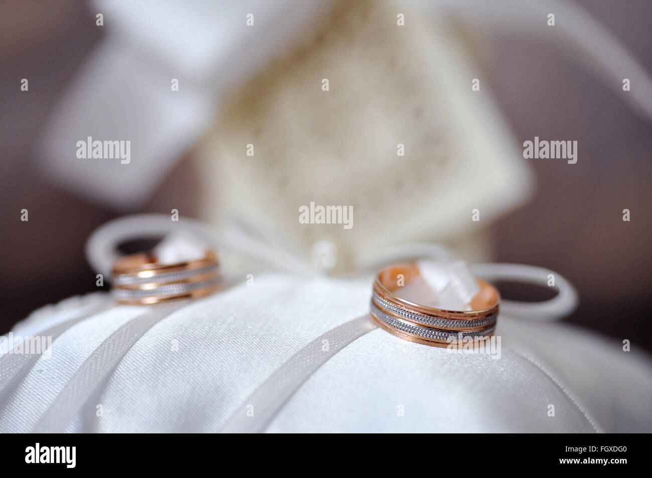 Los anillos de bodas de oro hermoso cojín Foto de stock