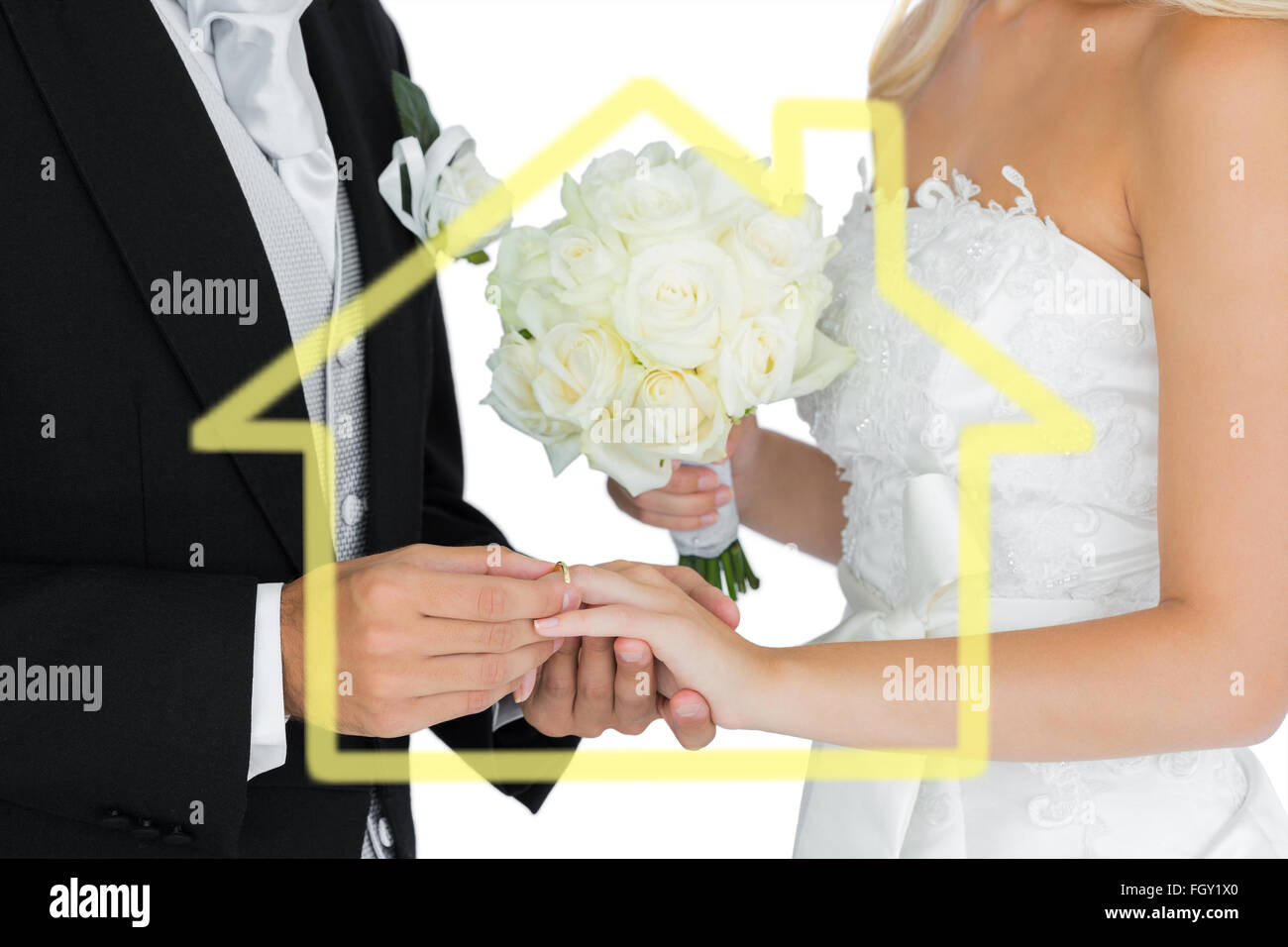 Imagen compuesta de joven esposo poniendo en el anillo de bodas en su dedo wifes Foto de stock