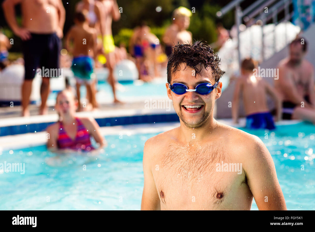 Hombre con gafas de pie en la piscina. El calor del verano, el agua  Fotografía de stock - Alamy