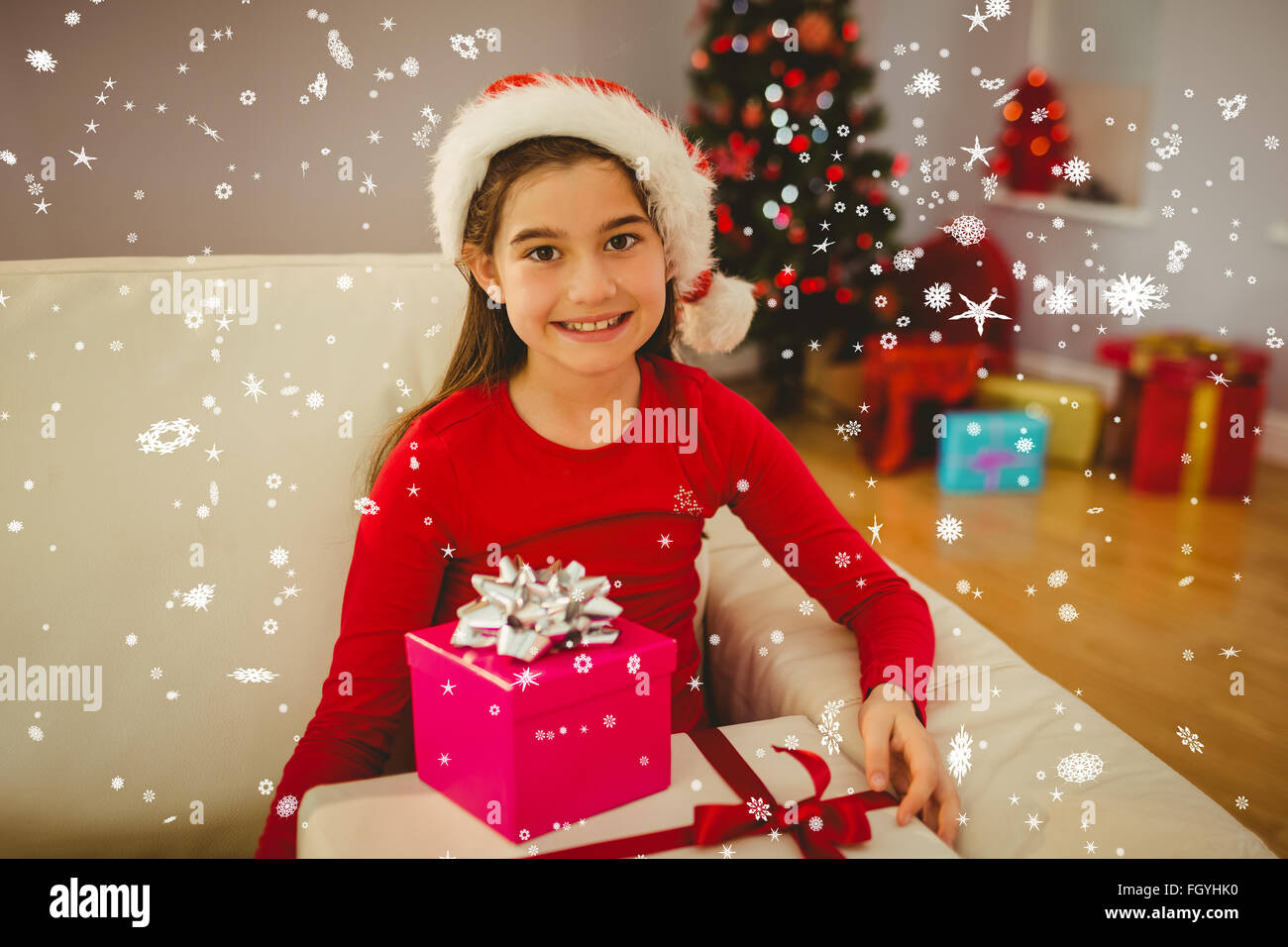 Imagen compuesta de alegre niña sonriente en cámara con regalos Foto de stock