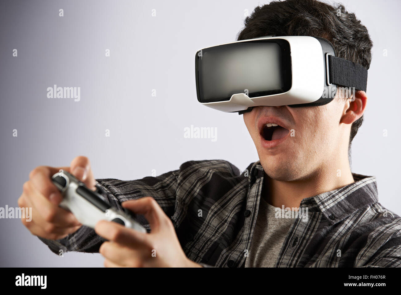 Hombre Jugar video juego llevar casco de realidad virtual Foto de stock