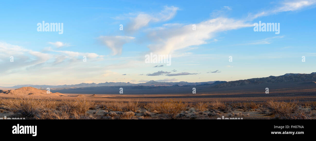 Vista del Valle Panamint Vally cerca de la Muerte, California. Valley, justo después del amanecer con largas sombras bajo el cielo azul. Foto de stock