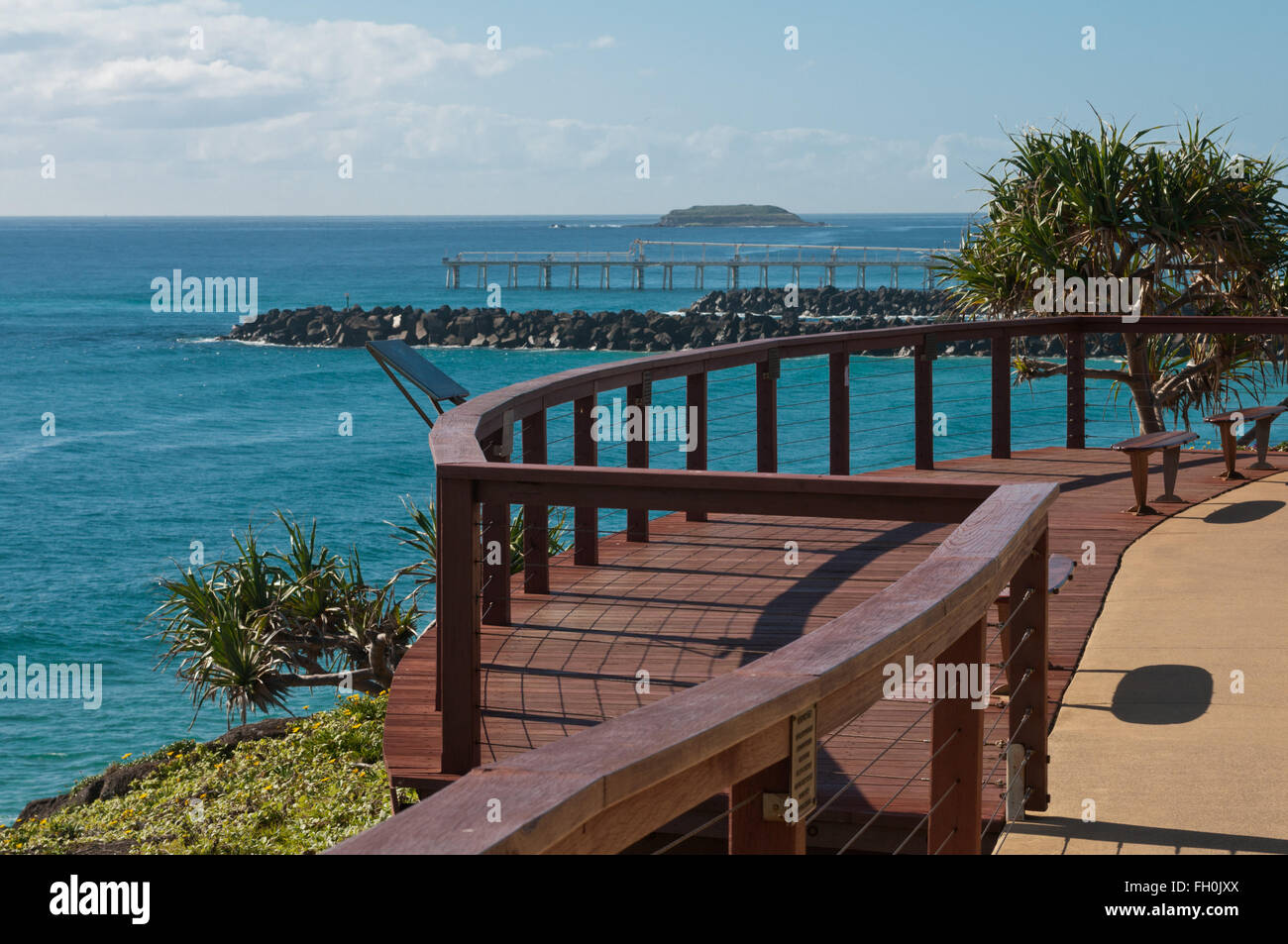 Beach Boardwalk, en Coolangatta, Gold Coast, Queensland, Australia, la playa, el paseo marítimo, los árboles, la naturaleza, el despertar, Foto de stock