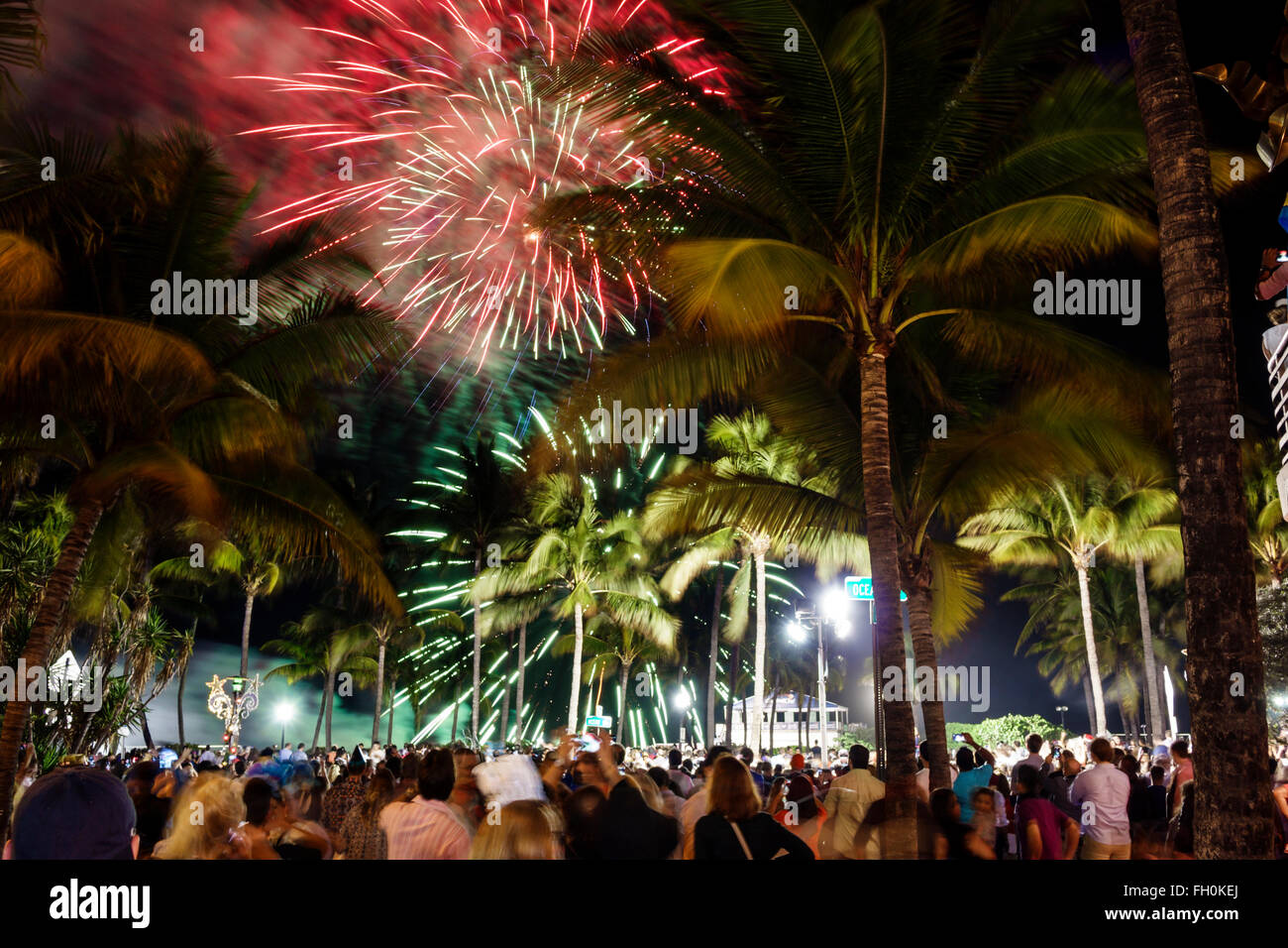 Miami Beach Florida, Ocean Drive, fuegos artificiales de fin de año, multitud, venta de la exposición palmeras,FL160101001 Foto de stock