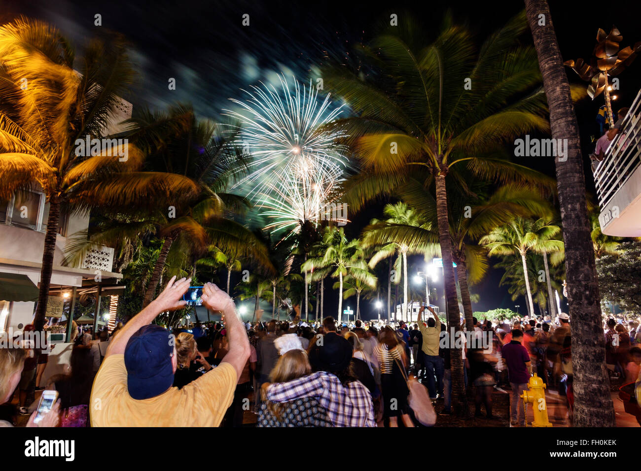 Florida,South,FL,Miami Beach,Ocean Drive,Nochevieja,celebración,fuegos artificiales,multitud,productos venta de exposición,palmeras,visitantes de viaje Foto de stock