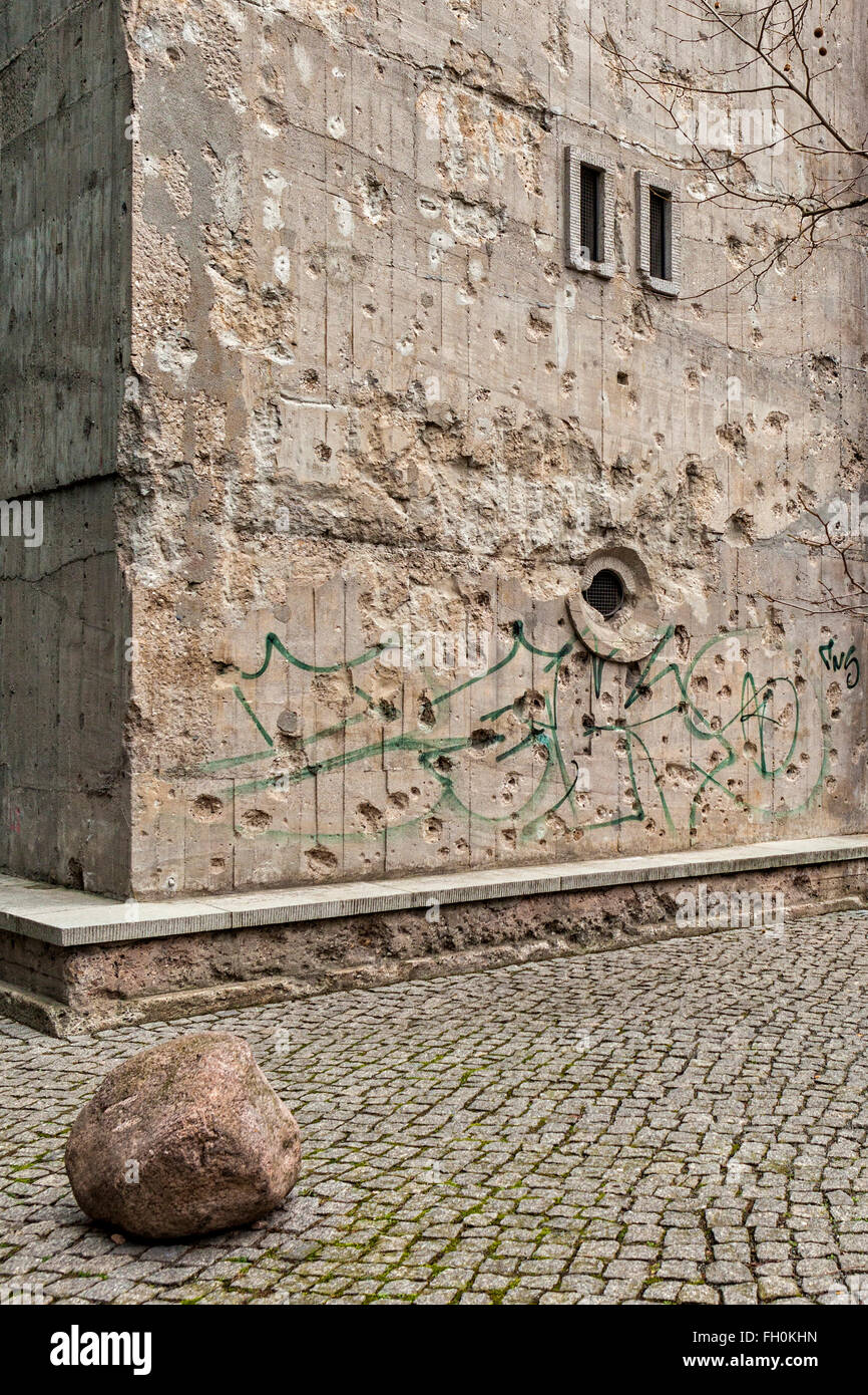 La guerra dañó la pared exterior de la colección Boros bunker, una colección privada de obras de arte en Berlín. Foto de stock